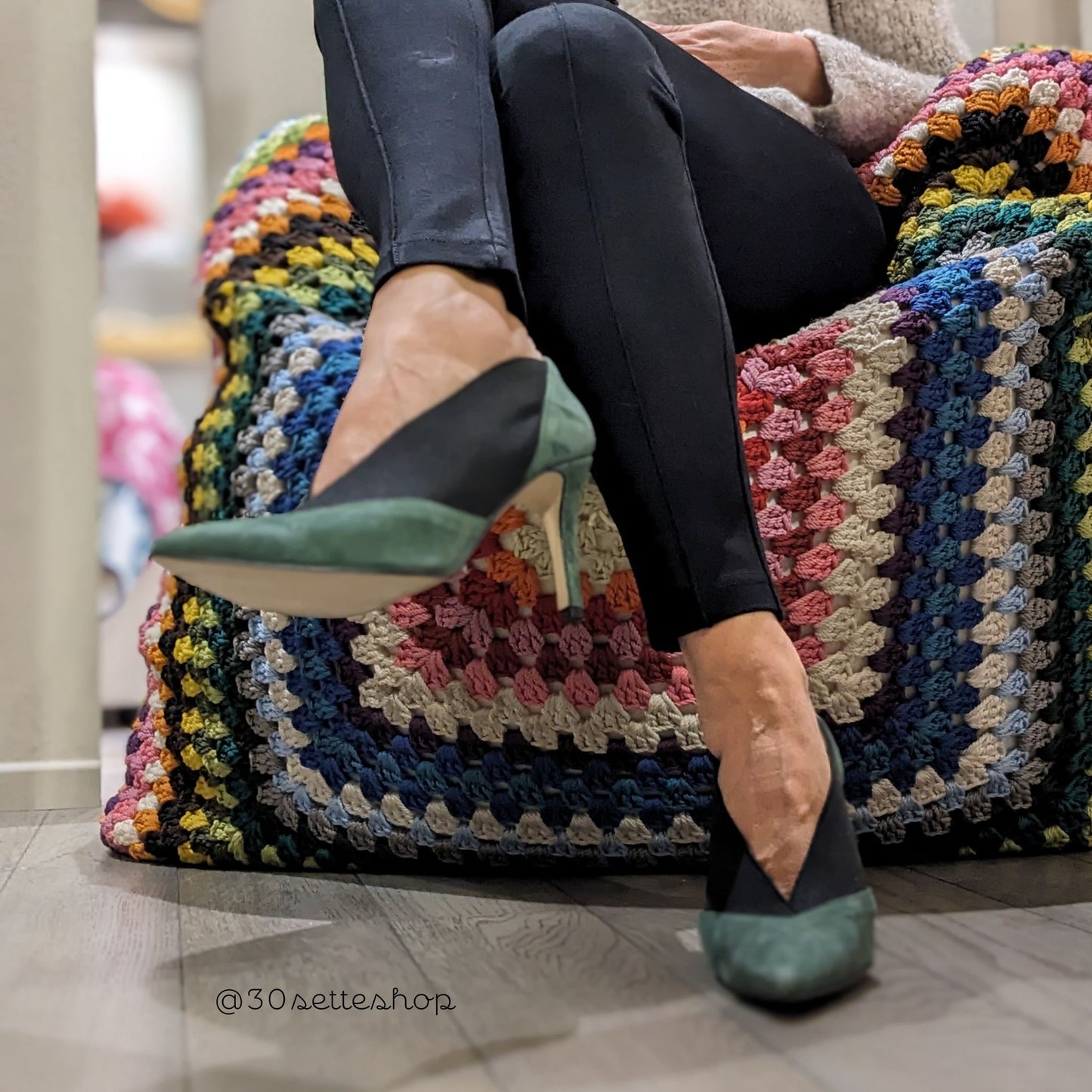 ALINA Décolleté a punta con elastico e tacco sottile di 70 mm in camoscio verde bosco