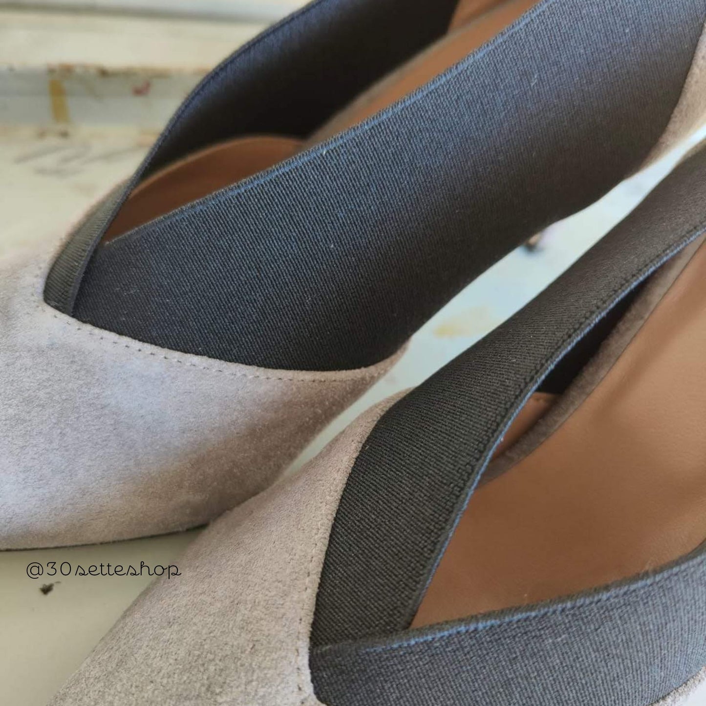 ALINA Décolleté a punta con elastico e tacco sottile di 70 mm in camoscio grigio perla