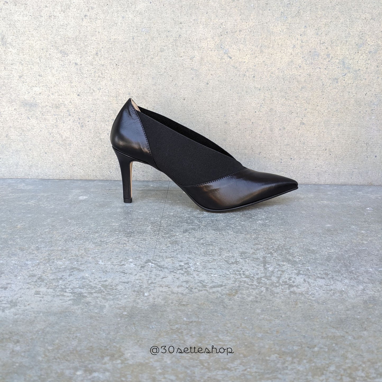 ALINA Décolleté a punta con elastico e tacco sottile di 70 mm in pelle nero