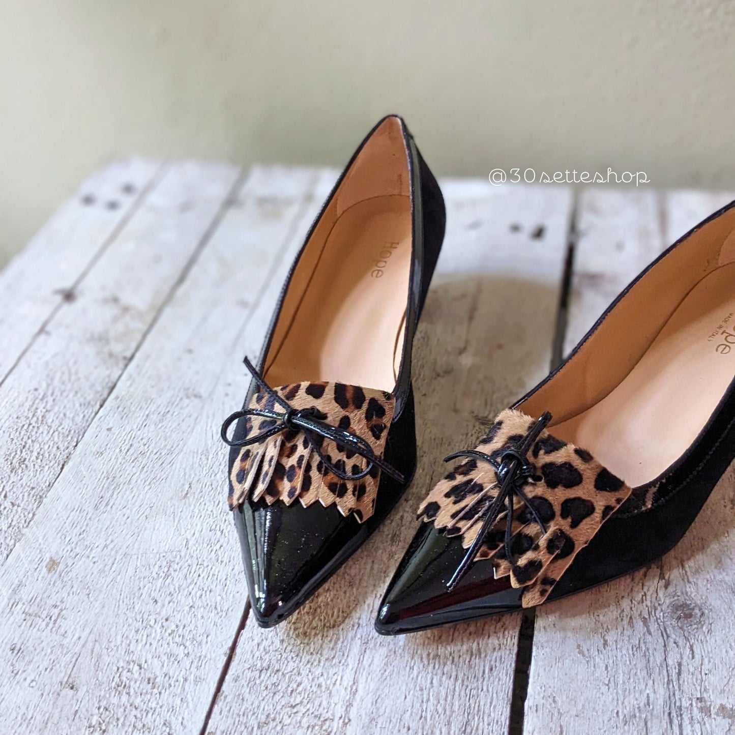 alma-decollete-kitten-con-frangette-vernice-camoscio-nero-frangia-animalier-artigainale