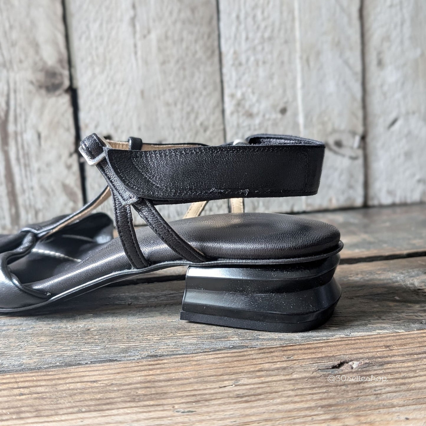 ASIA Sandalo imbottito con tacco basso e largo di 3cm in nappa nero