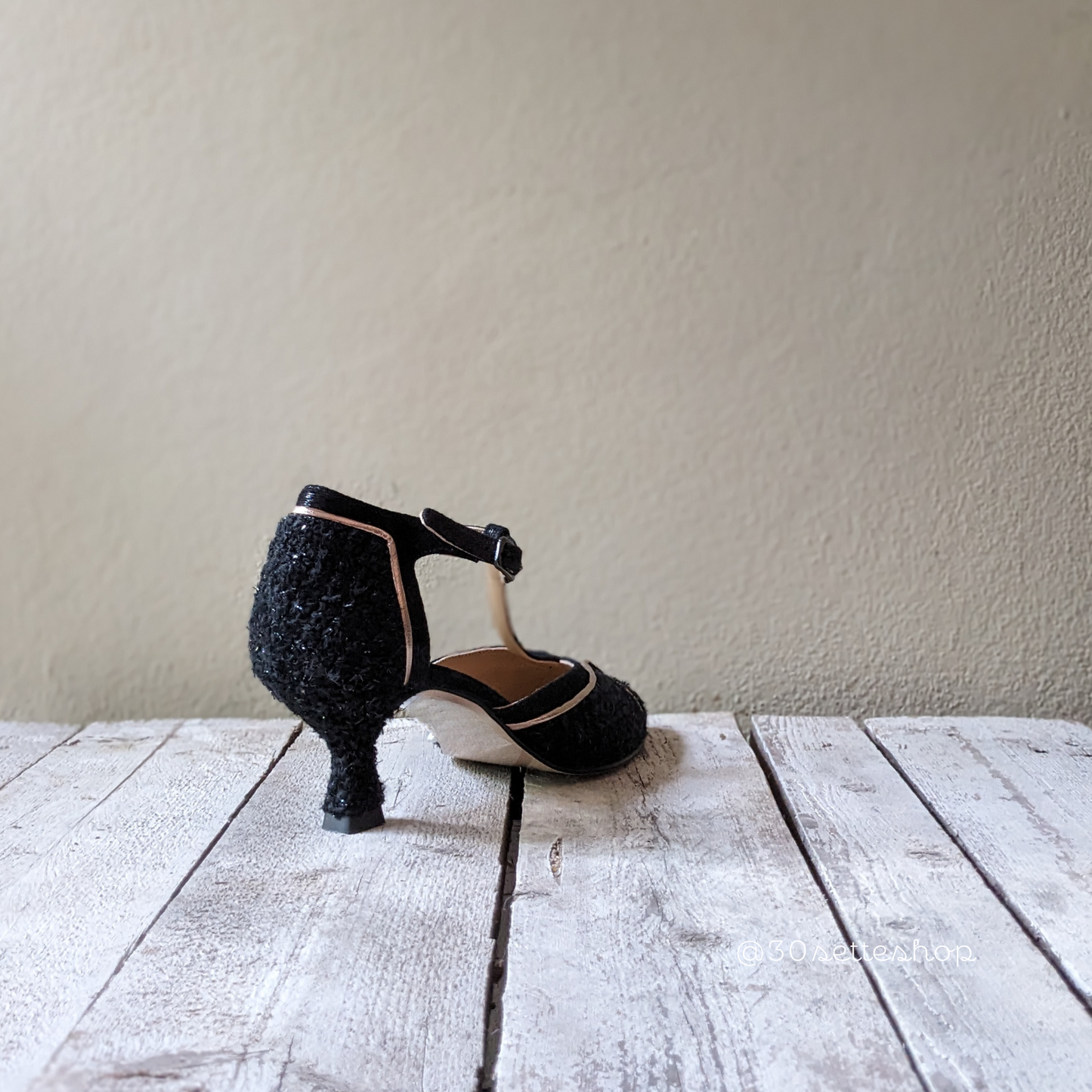 bianca-decollete-tango-tessuto-lana-nero-tacco-5cm-prodotto-artigianale