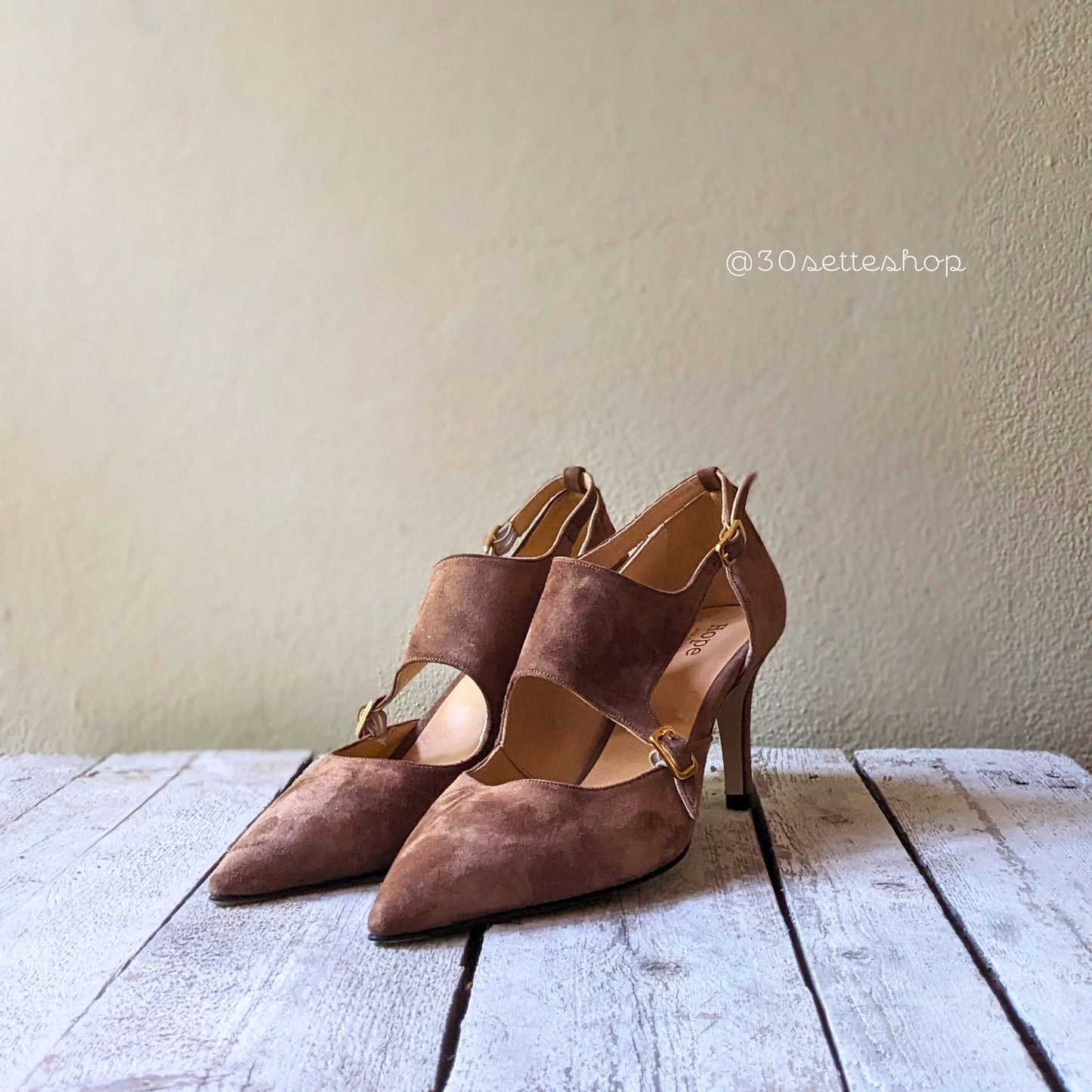 bonni-decollete-camoscio-quercia-asimmetrica-punta-sfilata-tacco-7cm-prodotto-artigianale