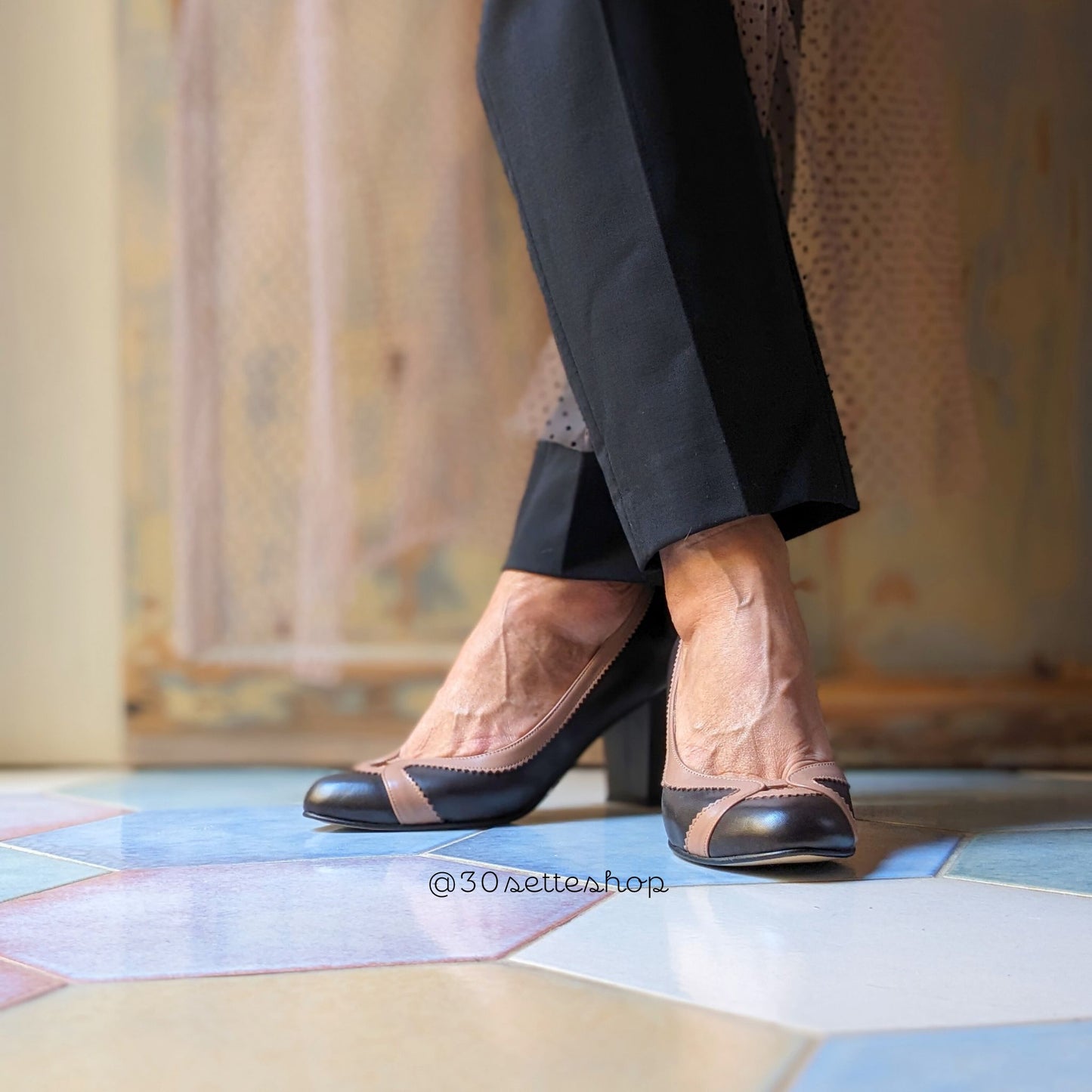 Carlotta Décolleté bicolore in pelle marrone e rifiniture in rosa con tacco di 7 cm