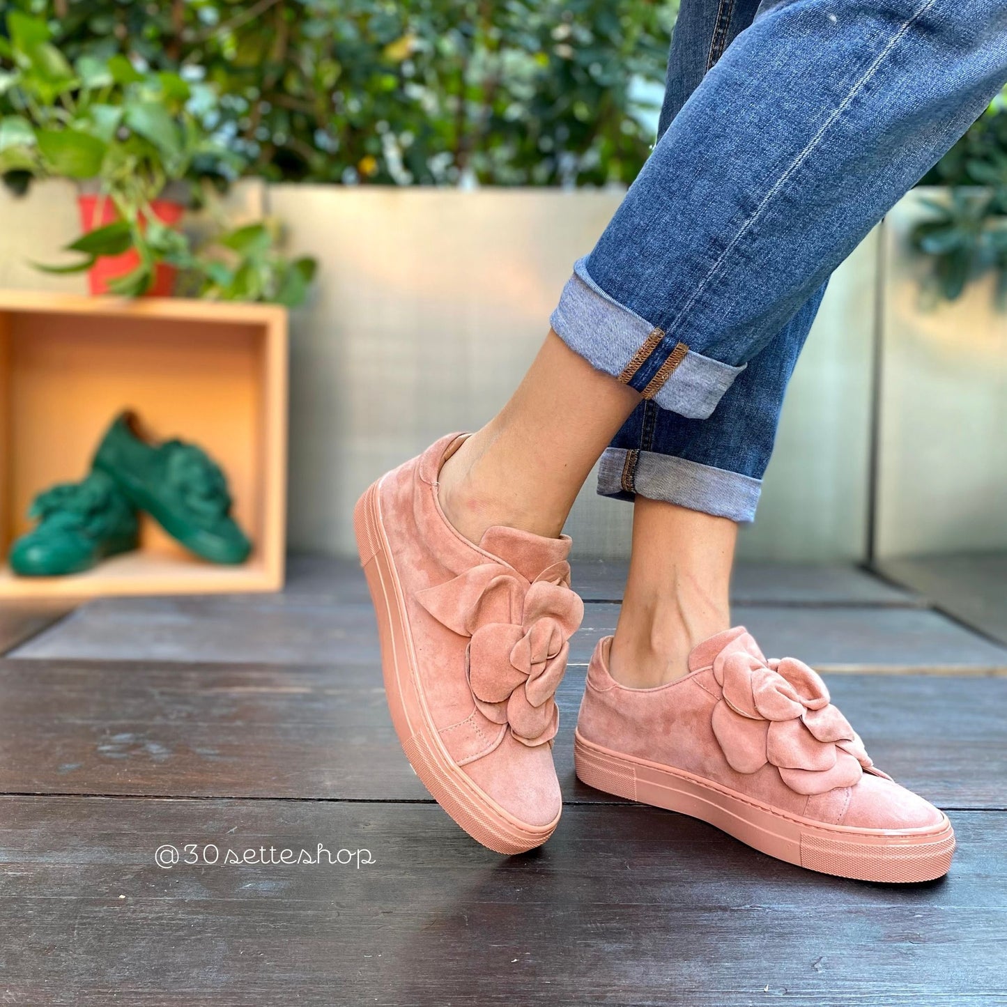 Sneakers con maxi fiore a rilievo in camoscio rosa e suola in tinta con fussbett estraibile con zeppa di 1,5 cm