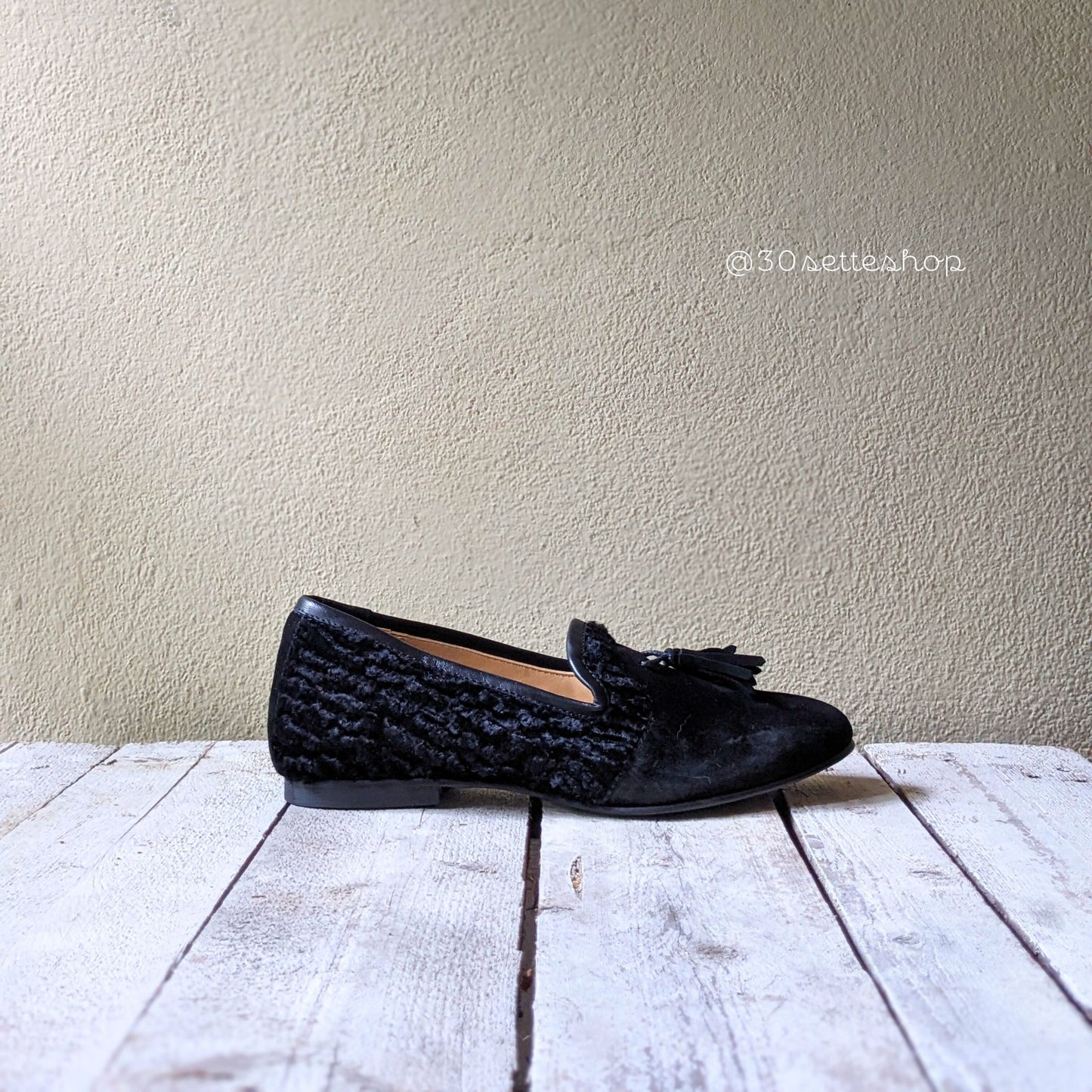 dorotea-mocassino-con-nappine-tassel-loafer-camoscio-nero-eco-astrakan-artigianale