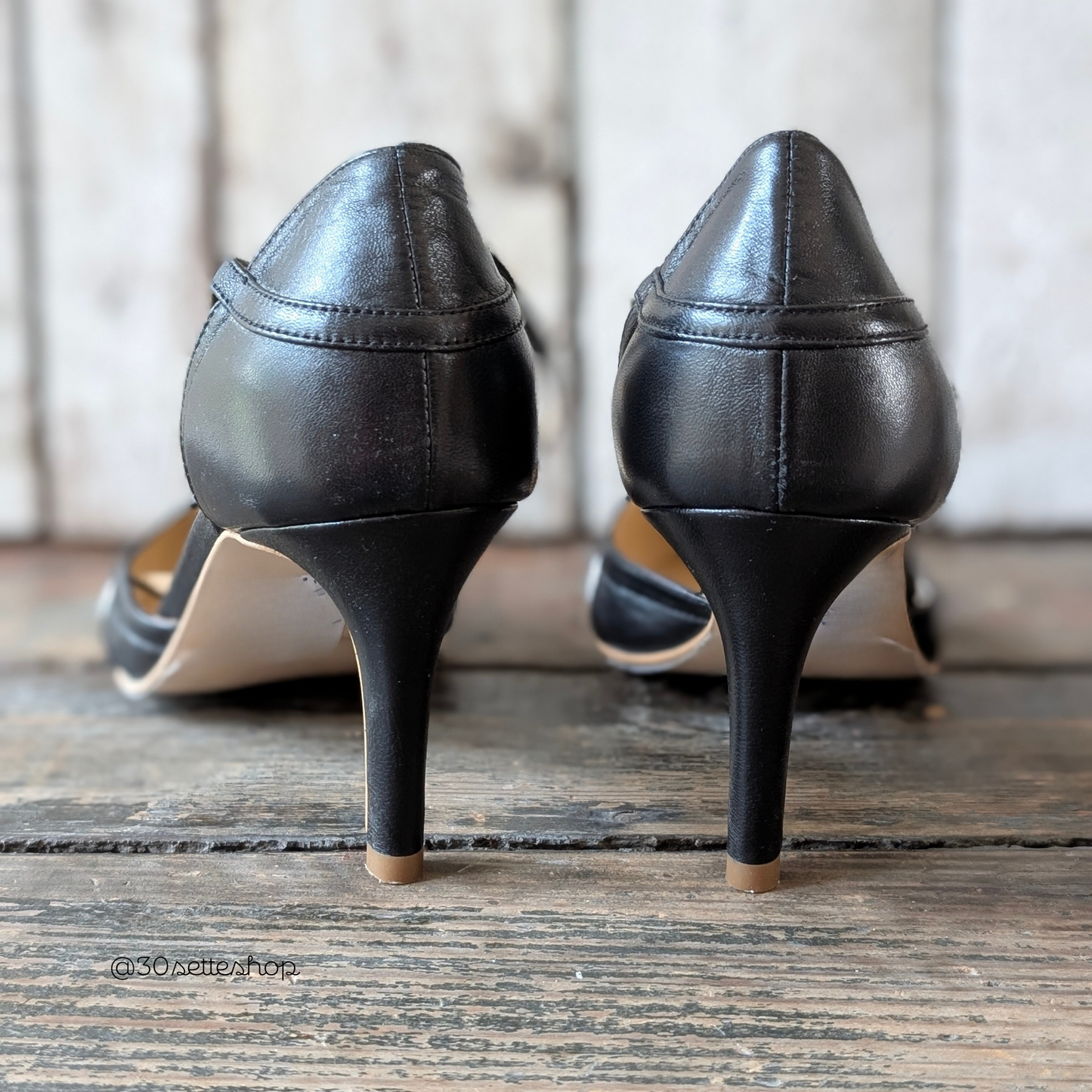 EVA Décolleté ankle strap a punta con tacco sottile di 70 mm in nappa nero e panna