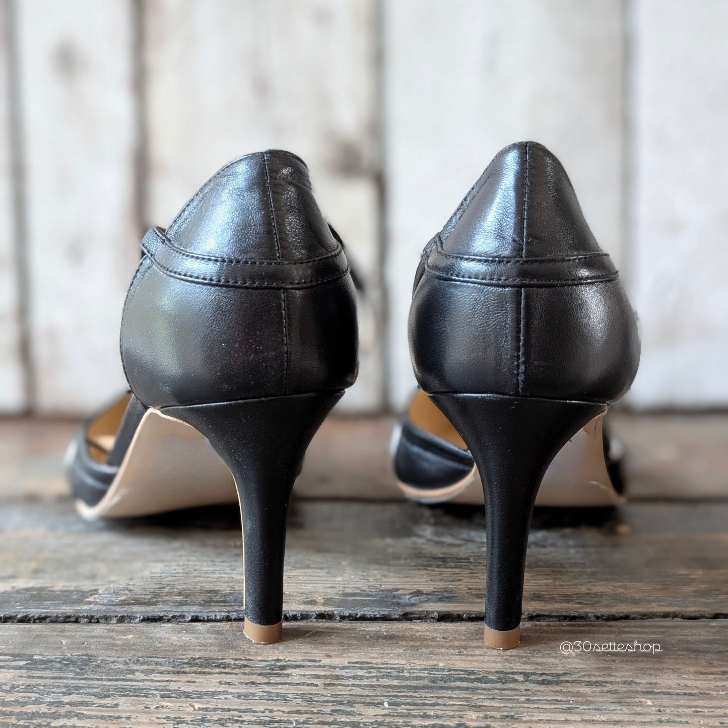 Décolleté con tacco di media altezza realizzata in nappa nero con inserti geometrici in nappa panna con punta sfilata e cinturino alla caviglia.