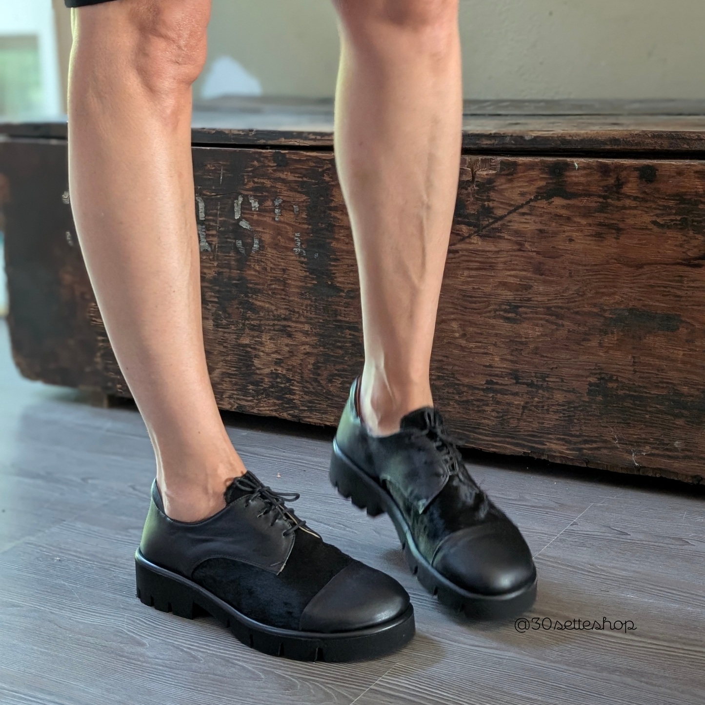 FLUFFY LACE Scarpa bassa allacciata a punta larga modello derby lavorazione a sacchetto in nappa ed eco cavallino nero