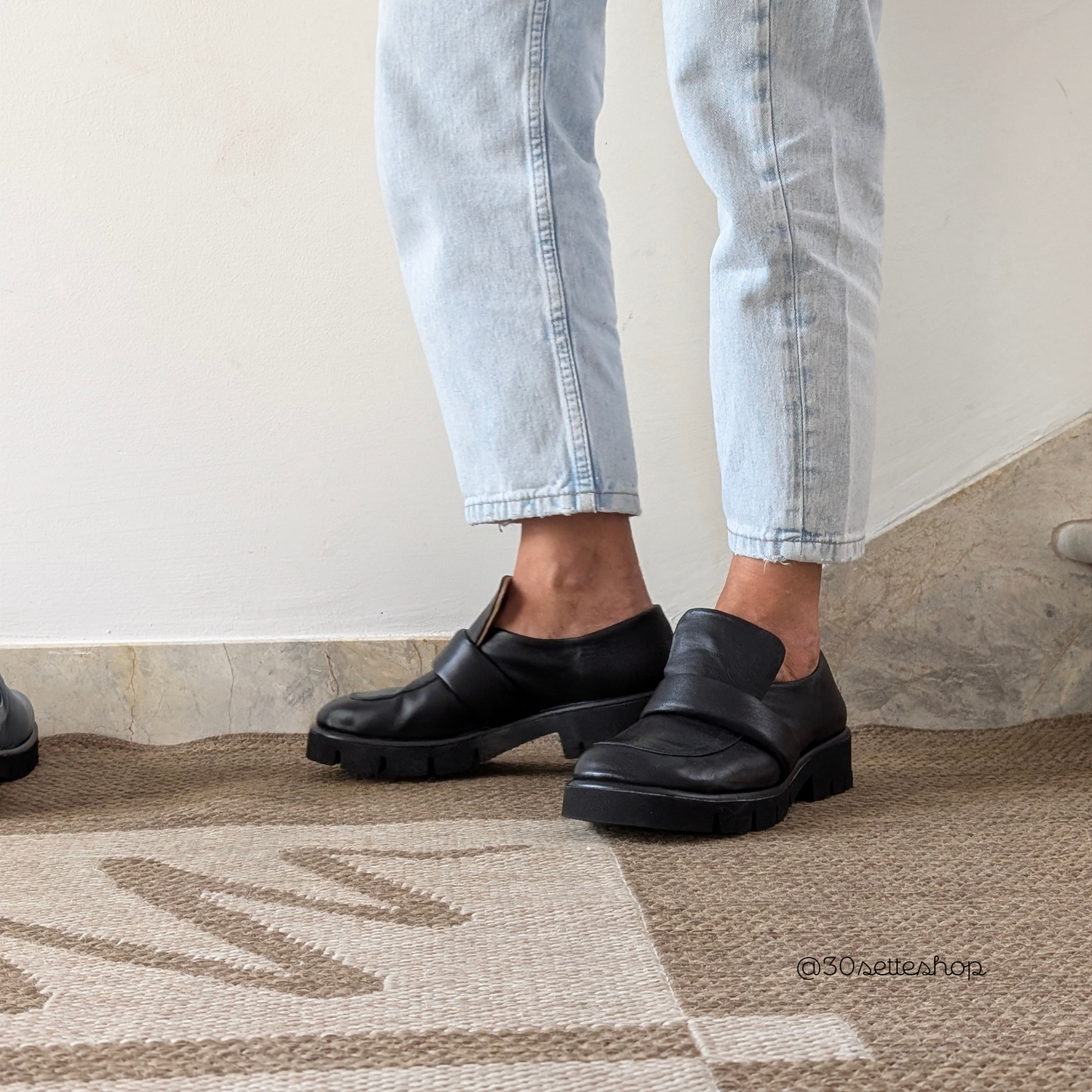 Fluffy Moca è un mocassino da donna realizzata a sacchetto in una morbidissima nappa nero a punta larga ultralight e flessibilissima.