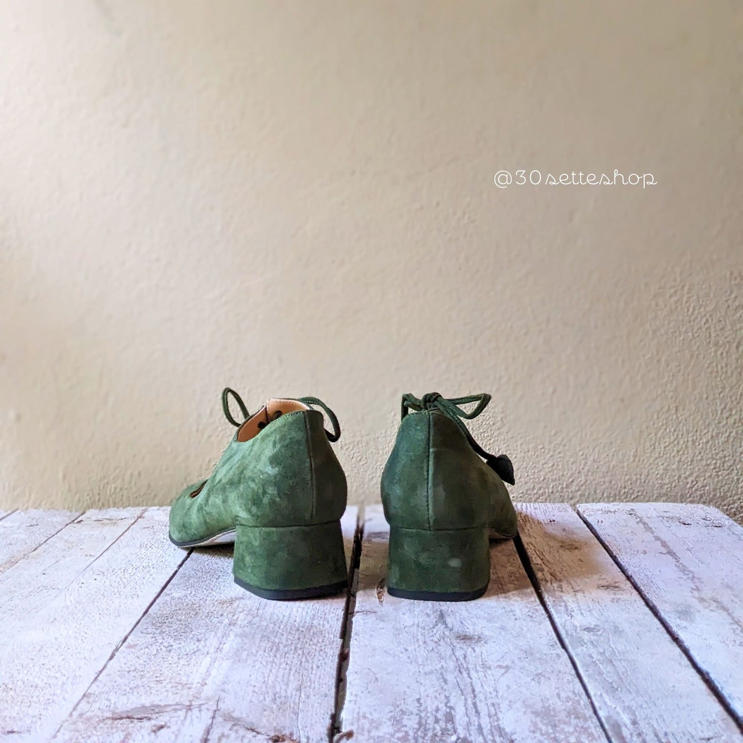 SCARPA SCOLLATA E ALLACCIATA IN MORBIDISSIMA NAPPA SCAMOSCIATA VERDE BOSCO CHIUSA CON SOTTILI LACCI CHE TERMINANO IN UN CUORE REALIZZATO A MANO.
