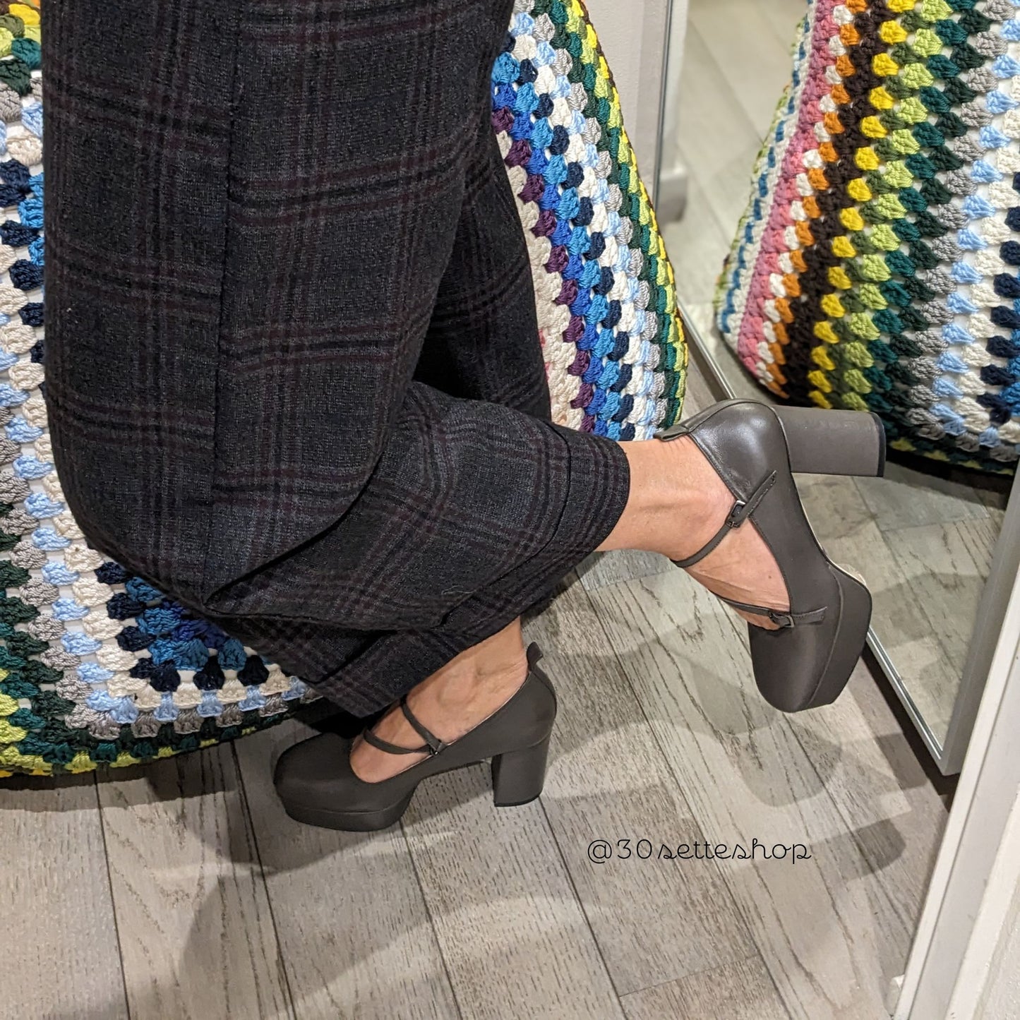 INGRID Décolleté con tacco largo e plateau e cinturino asimmetrico in nappa fango