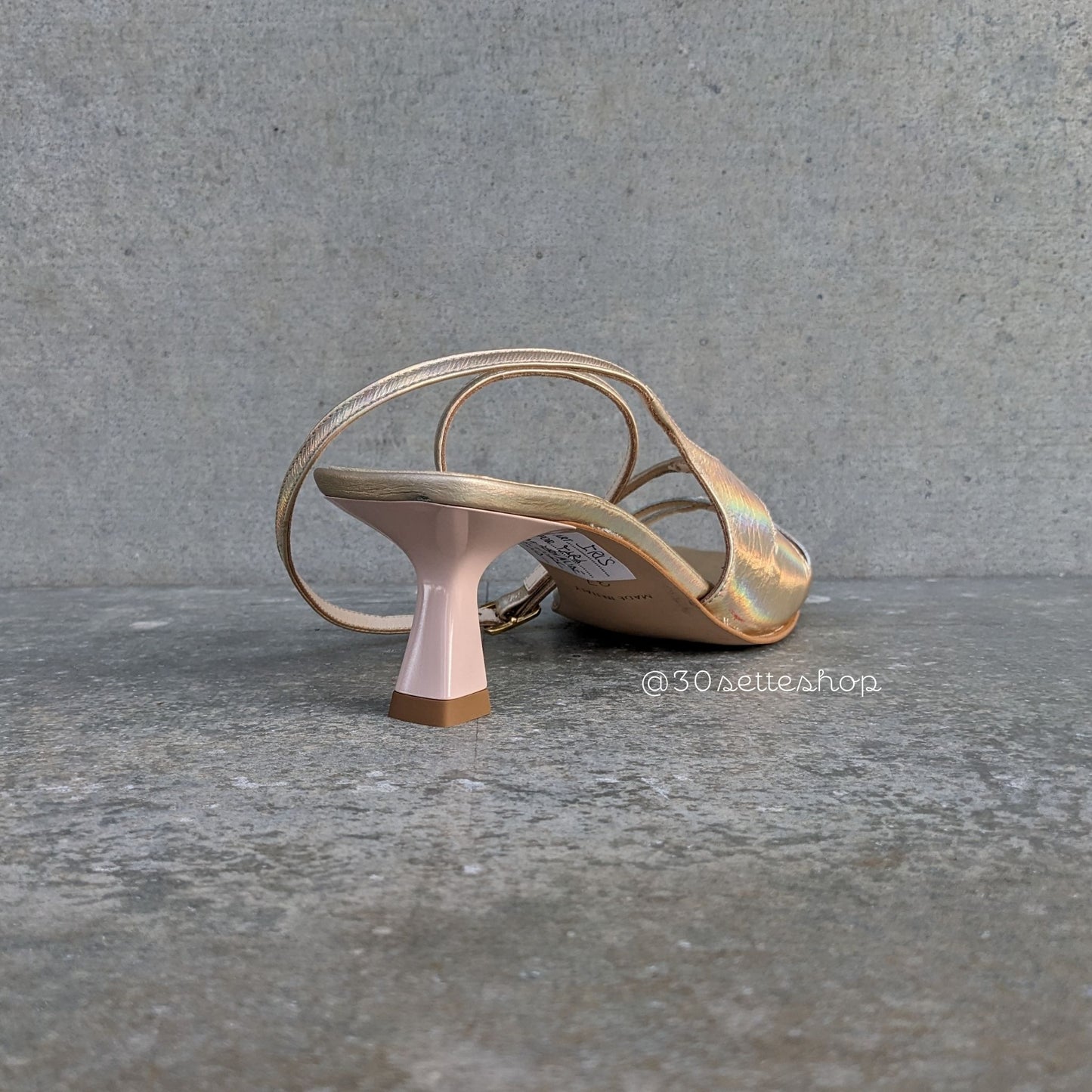 Iris sandalo in nappa colorazione aurora sand cangiante silhouette asimmetrica multi listini tacco scultura di 5 cm artigianale.