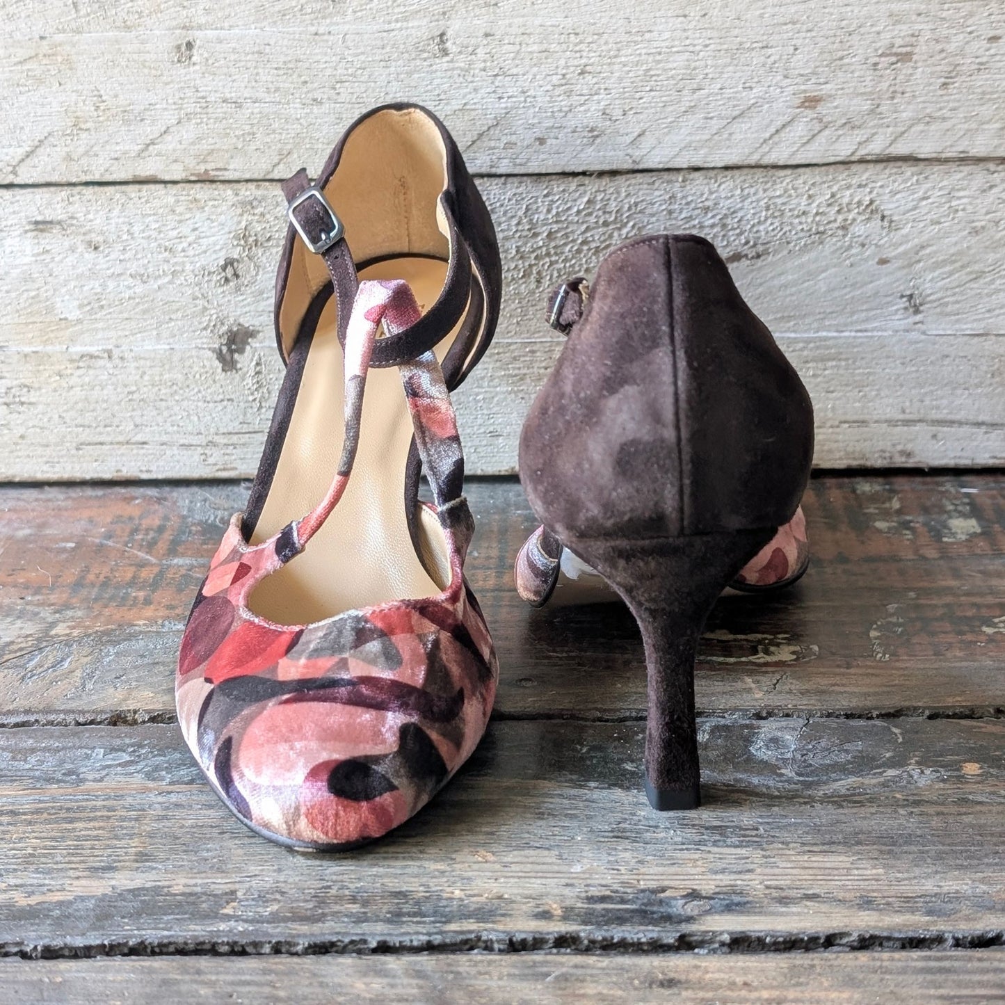 ISOBEL Décolleté t-bar con doppio cinturino annodato e tacco sottile di 70 mm in tessuto stampato rosa e camoscio testa di moro