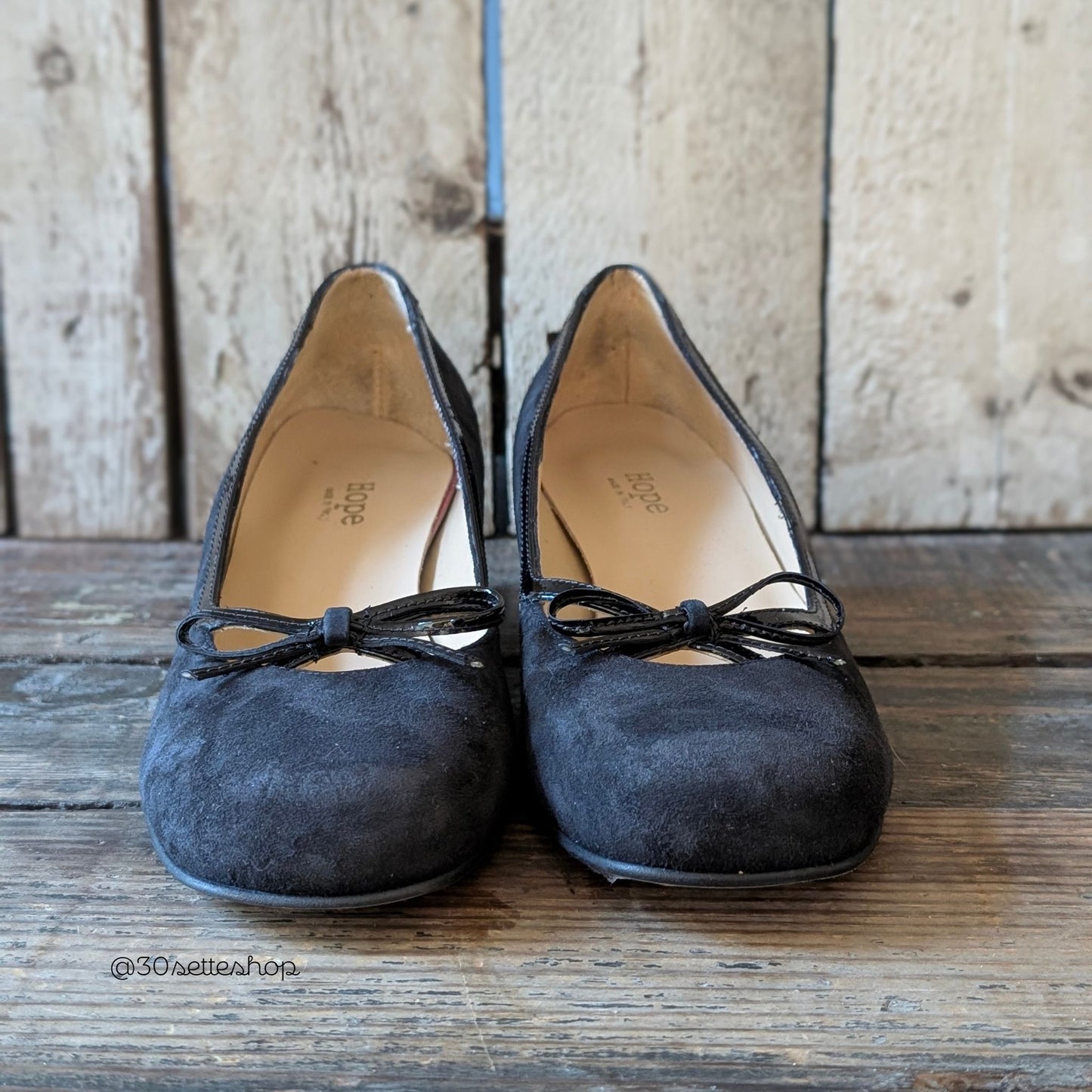 ILENIA Scarpa bassa da donna con fiocchetto e tacco largo di 30mm in camoscio e vernice nero