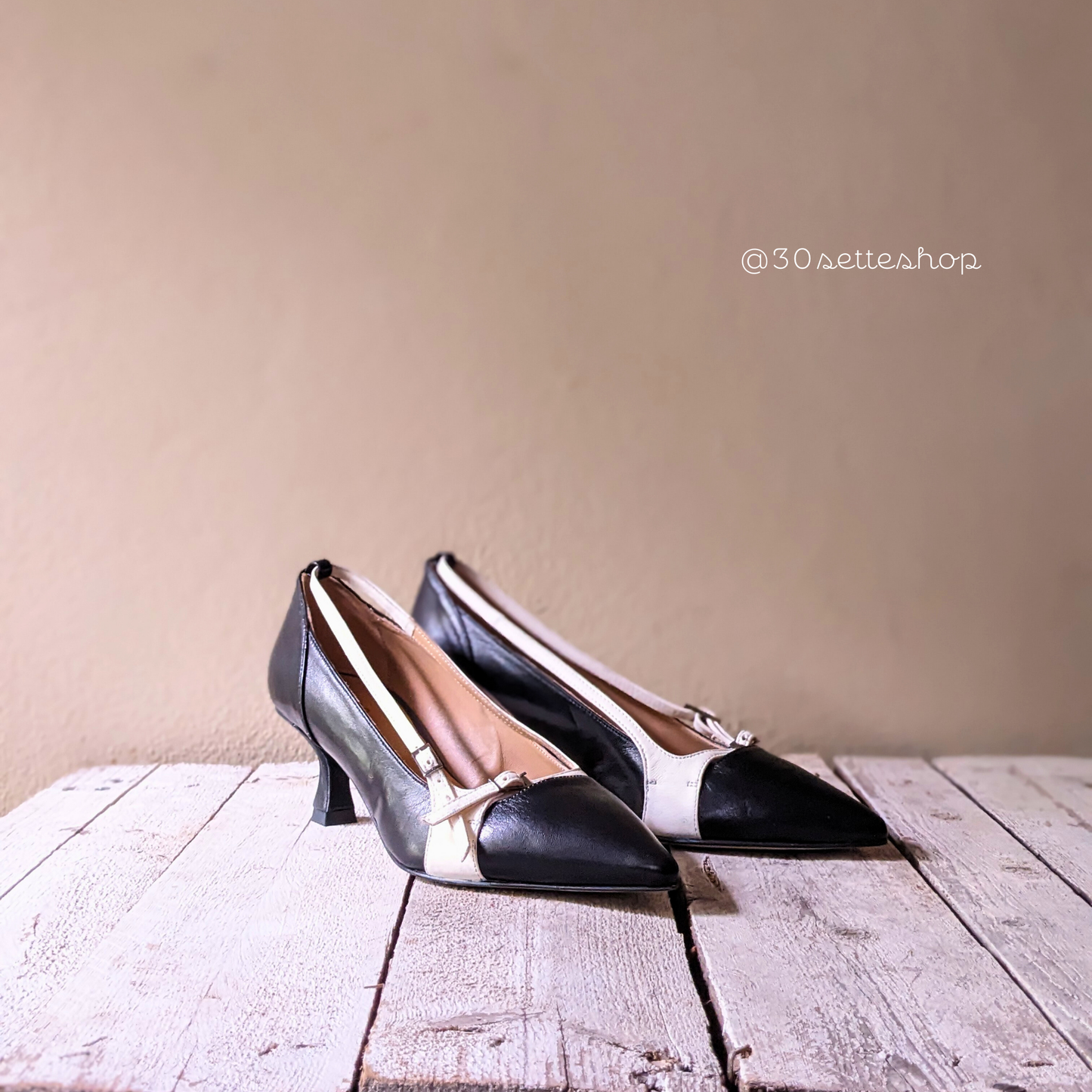 KAREN Décolleté Kitten con cinturini in pelle nera e bianca