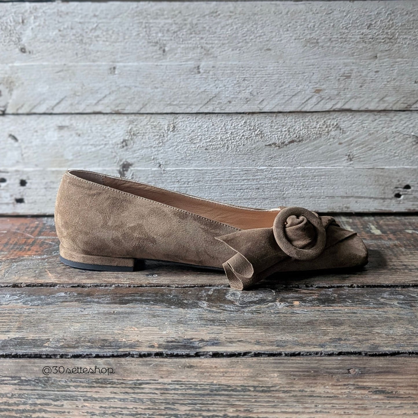 KIKO Ballerina punta quadrata tacco di 1 cm con fiocco e fibbia in camoscio cachi