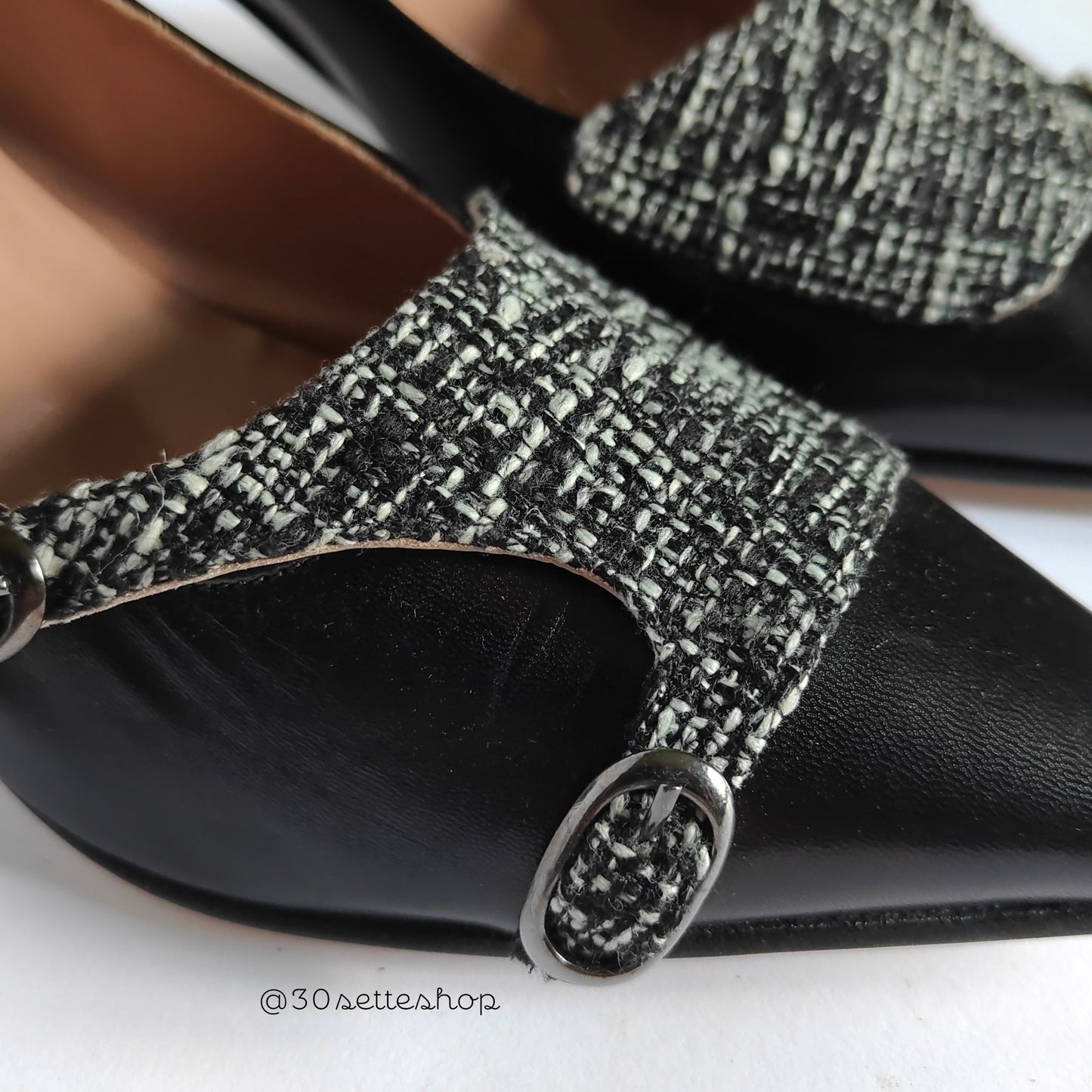 Décolleté a punta sfilata con fibbie modello monk strap con tacco kitten di 3 cm in nappa nera e tessuto b&w