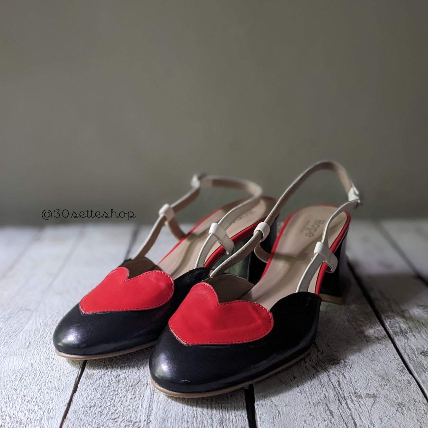 lola-decollete-slingback-forma-tonda-con-cuore-in-pelle-rosso-nero-e-panna-da-cerimonia-con-tacco-di-5-cm-artigianale