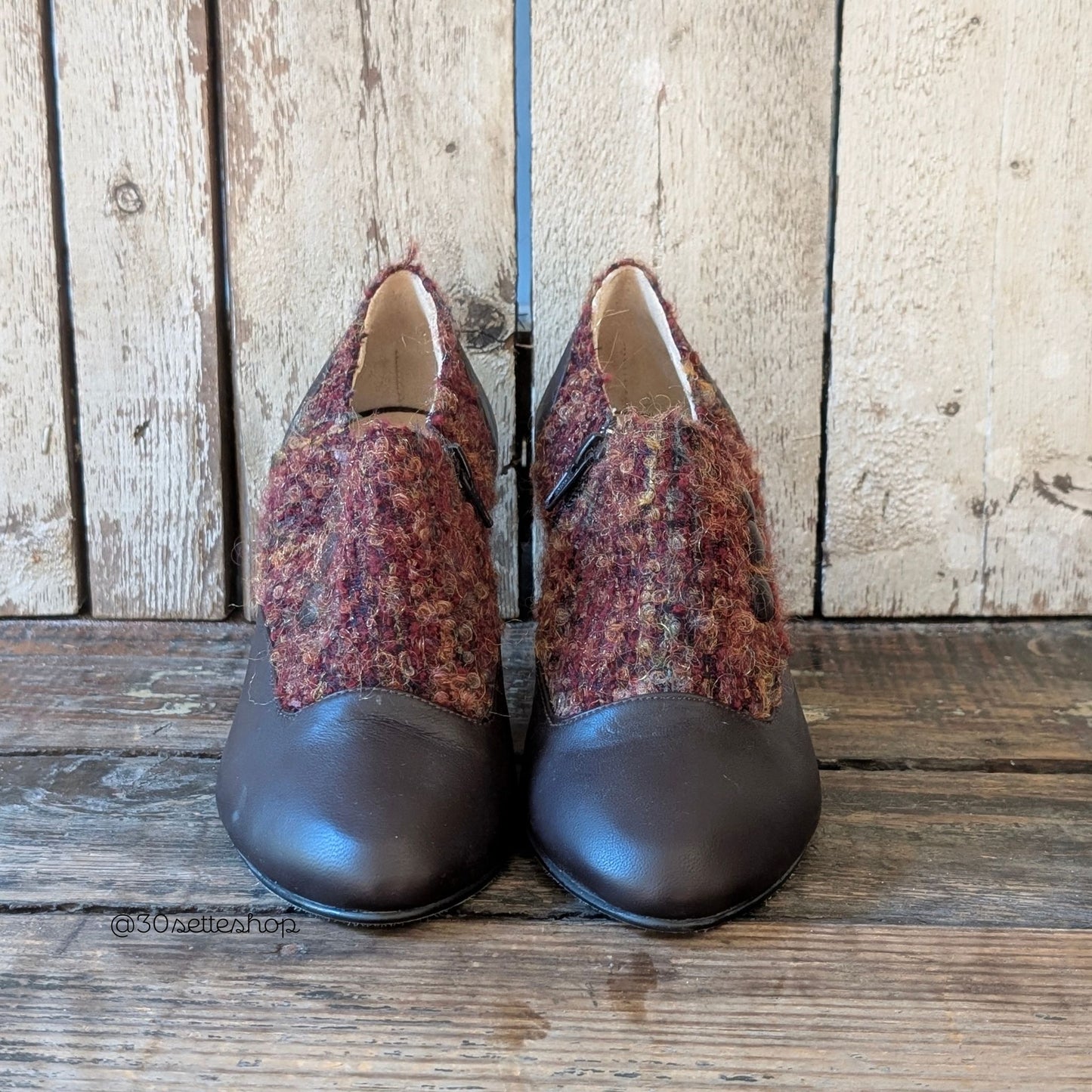 LORENZA Scarpa al malleolo con tacco di 70 mm in tessuto bouclé base ruggine e nappa testa di moro.