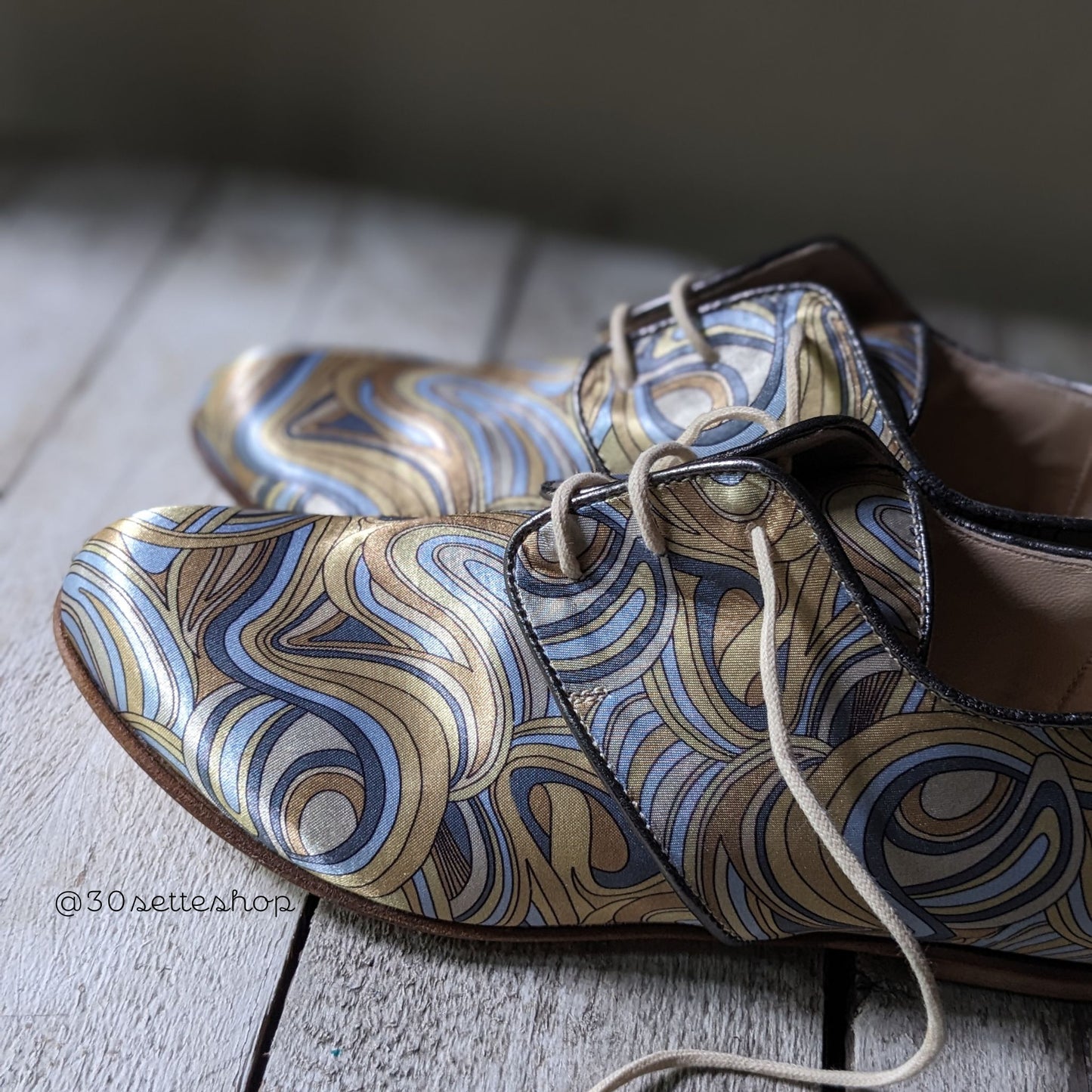 miranda-pantofola-scarpa bassa derby-tessuto-fantasia-giallo-ocra-azzurro-ceruleo- con zeppa di 3 cm da cerimonia artigianale mannish style