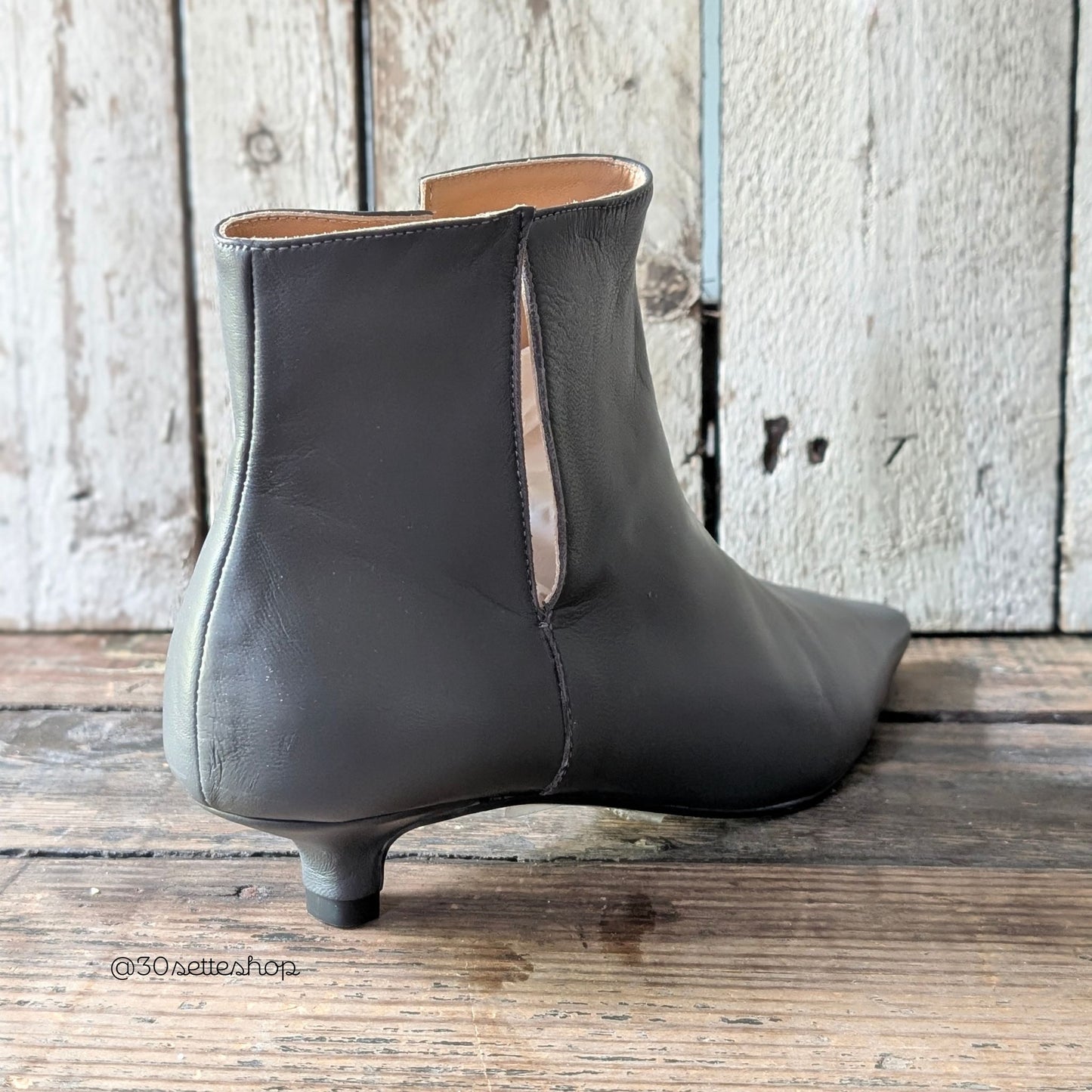 MAIKA Stivaletto kitten heels a punta con spacchi laterali e tacco sottile di 30mm in nappa grigio