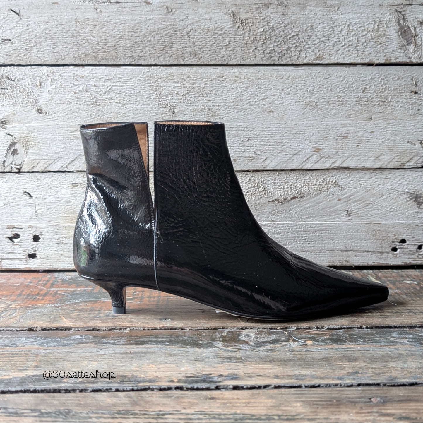 MAIKA Stivaletto kitten heels a punta con spacchi laterali e tacco sottile di 30mm in naplak nero