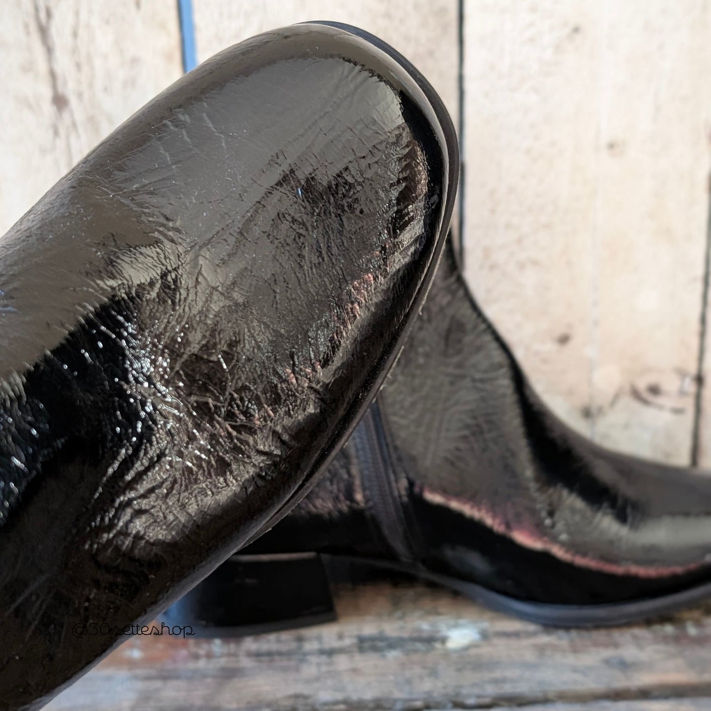 MILLA Stivaletto da donna con tacco largo e basso di 25 mm in naplak nero e profili in naplak panna