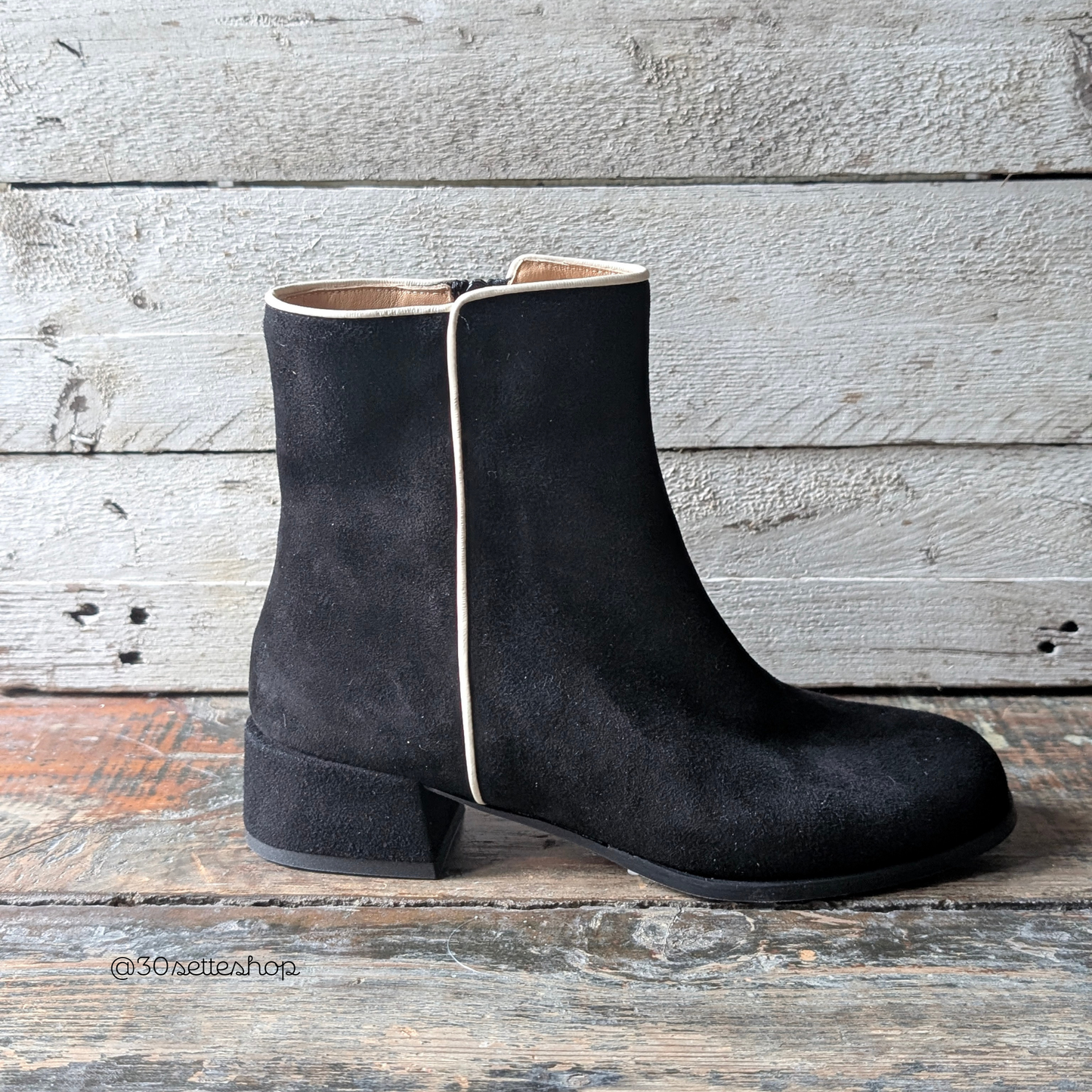 MILLA Stivaletto da donna con tacco largo e basso di 25 mm in camoscio nero e profili in naplak panna