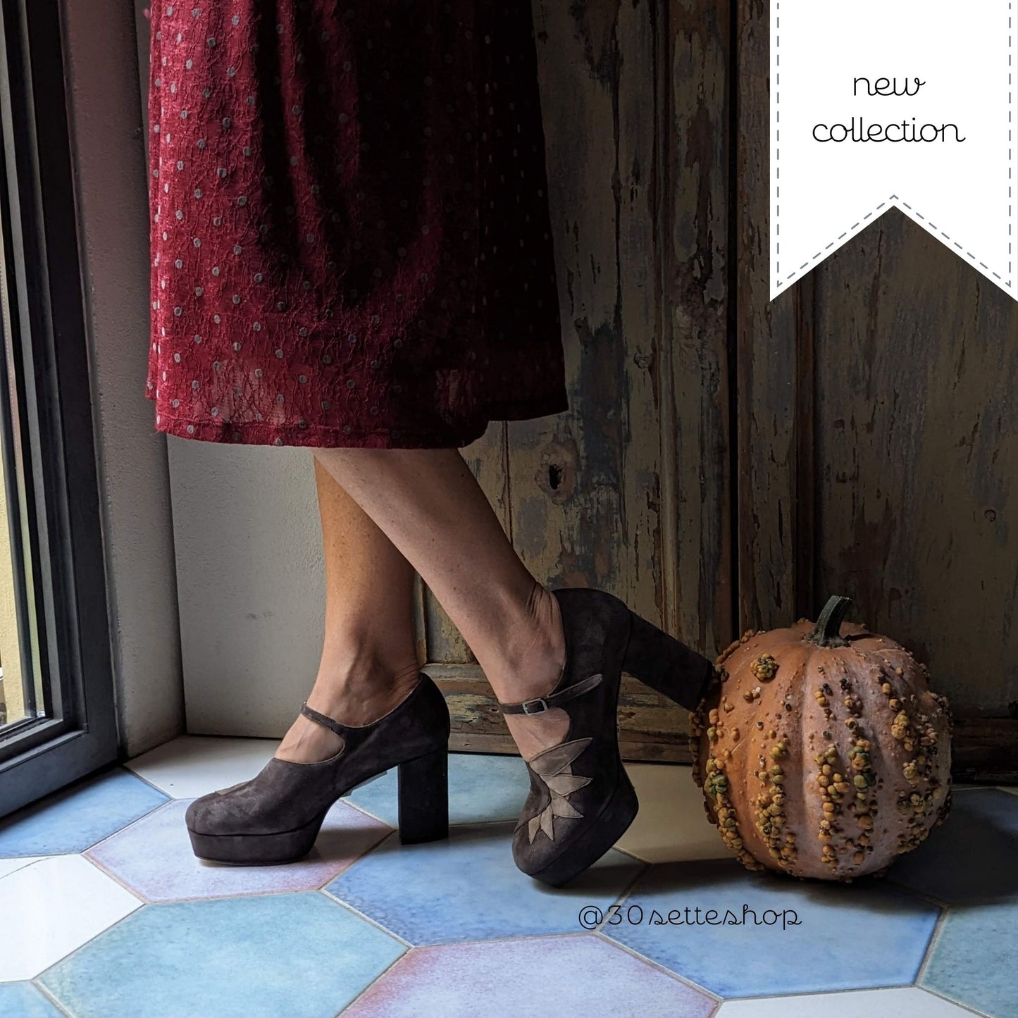 PATTY Décolleté Mary Jane dalla punta squadrata con tacco largo e plateau e decorazione a petali in camoscio moka e camoscio fango