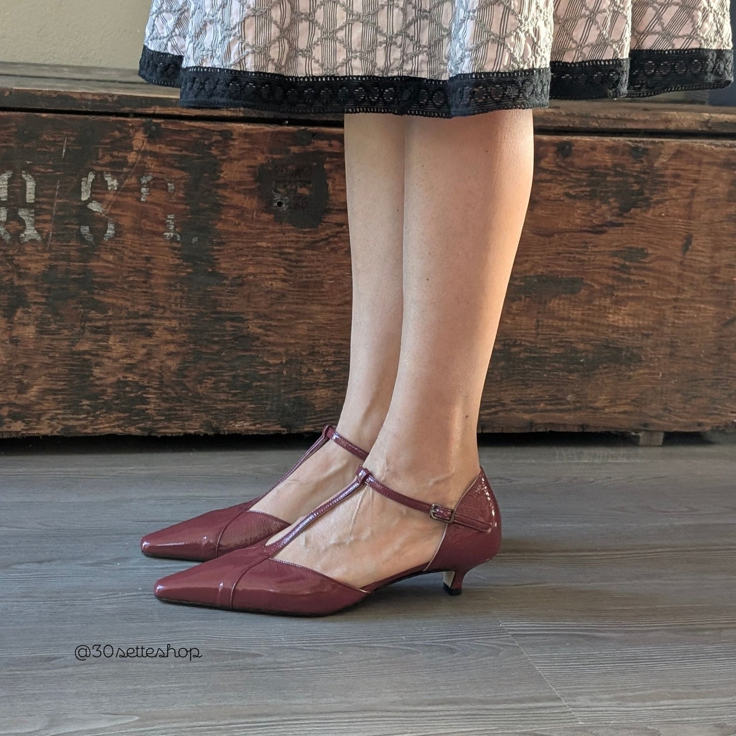 Paloma Décolleté a punta con t-bar e tacco kitten di 30mm in naplak bordeaux