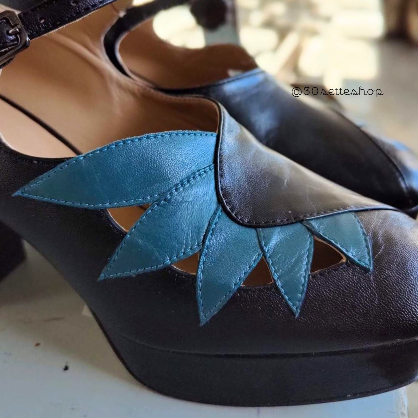 PATTY Décolleté Mary Jane dalla punta squadrata con tacco largo e plateau e decorazione a petali in nappa nero e ottanio