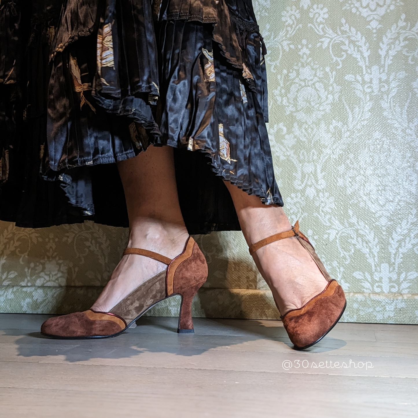 romy-decollete-camoscio-tacco-comodo-7cm-prodotto-artgianale