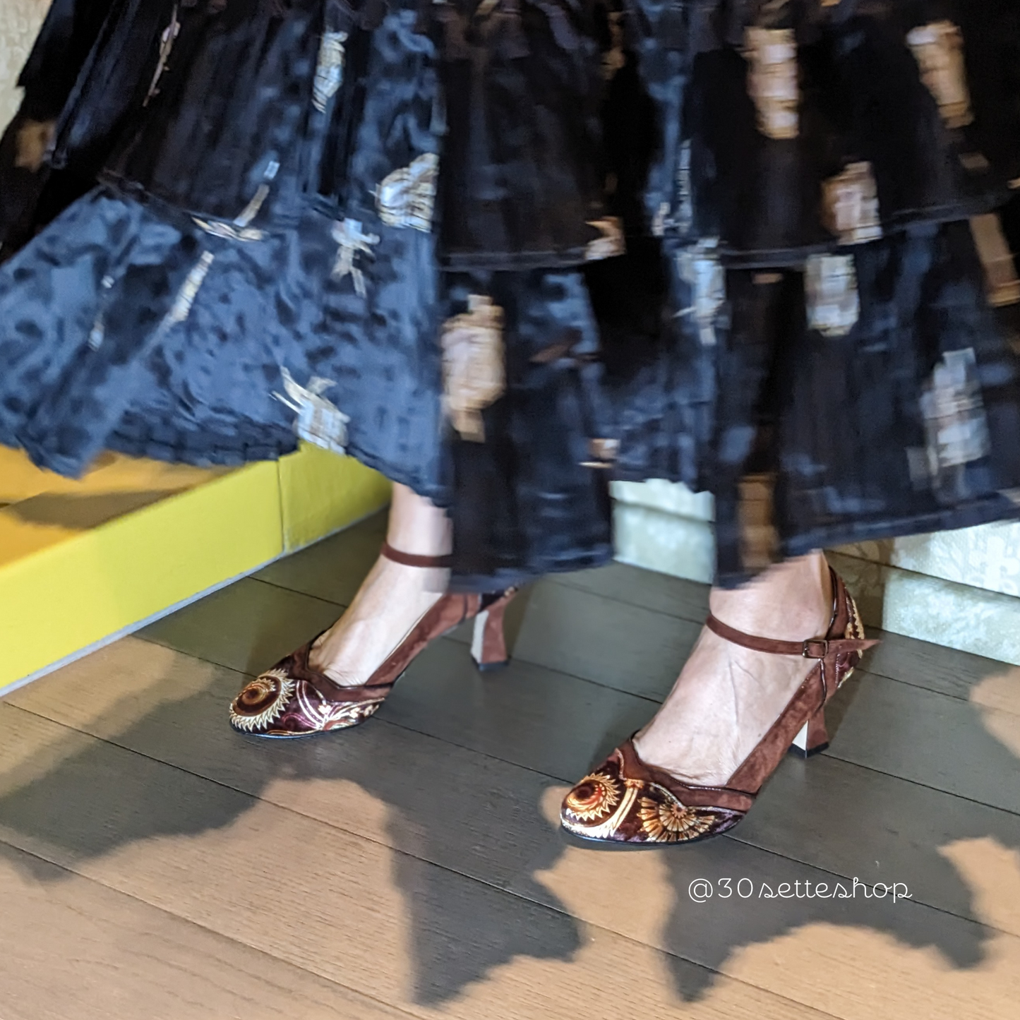 romy-decollete-con-cinturino-in-tessuto-camoscio-testa-di-moro-comodo-tacco-7cm-prodotto-artigianale