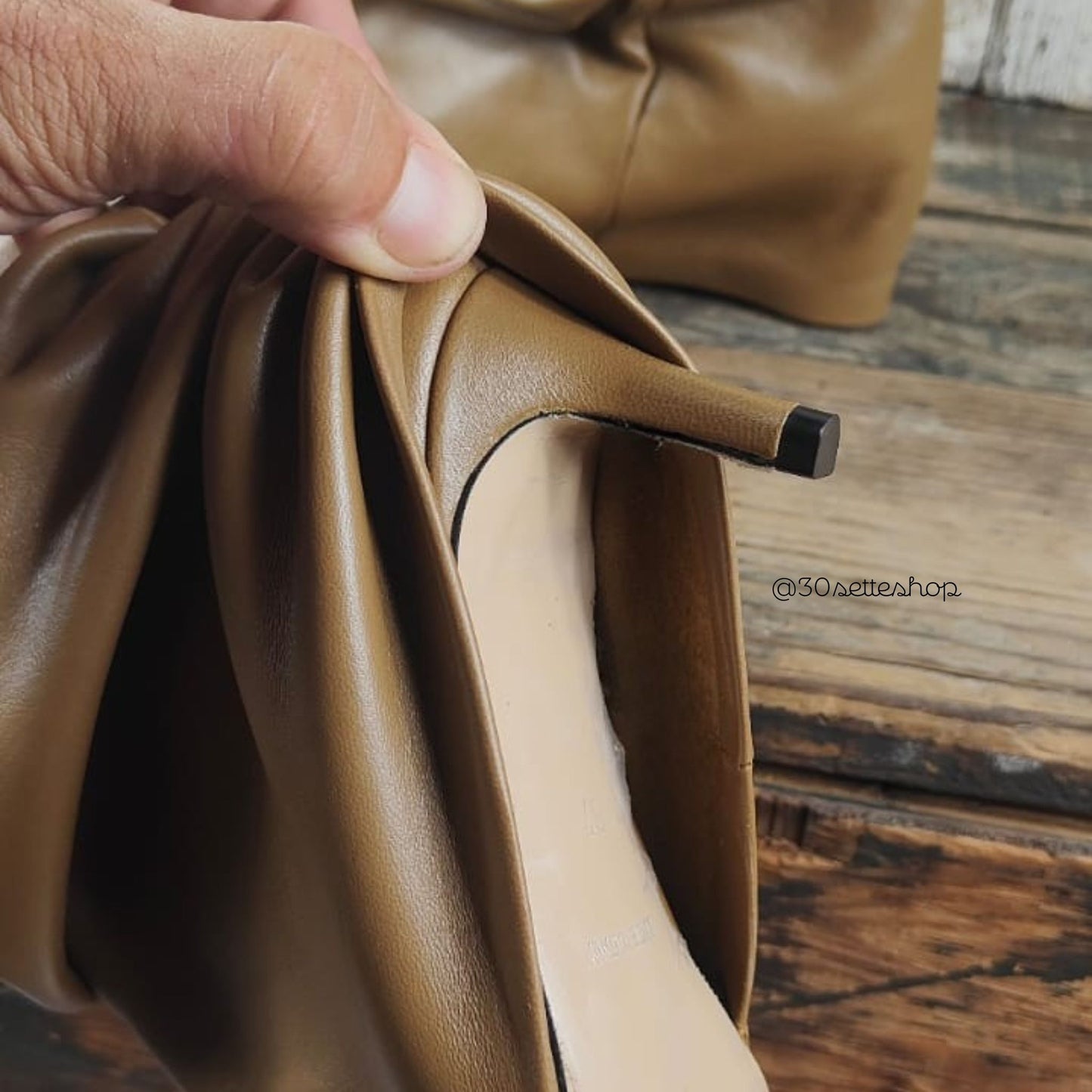 ROXY Stivaletto a punta con gambale morbido e sceso e tacco sottile di 30mm in nappa cammello