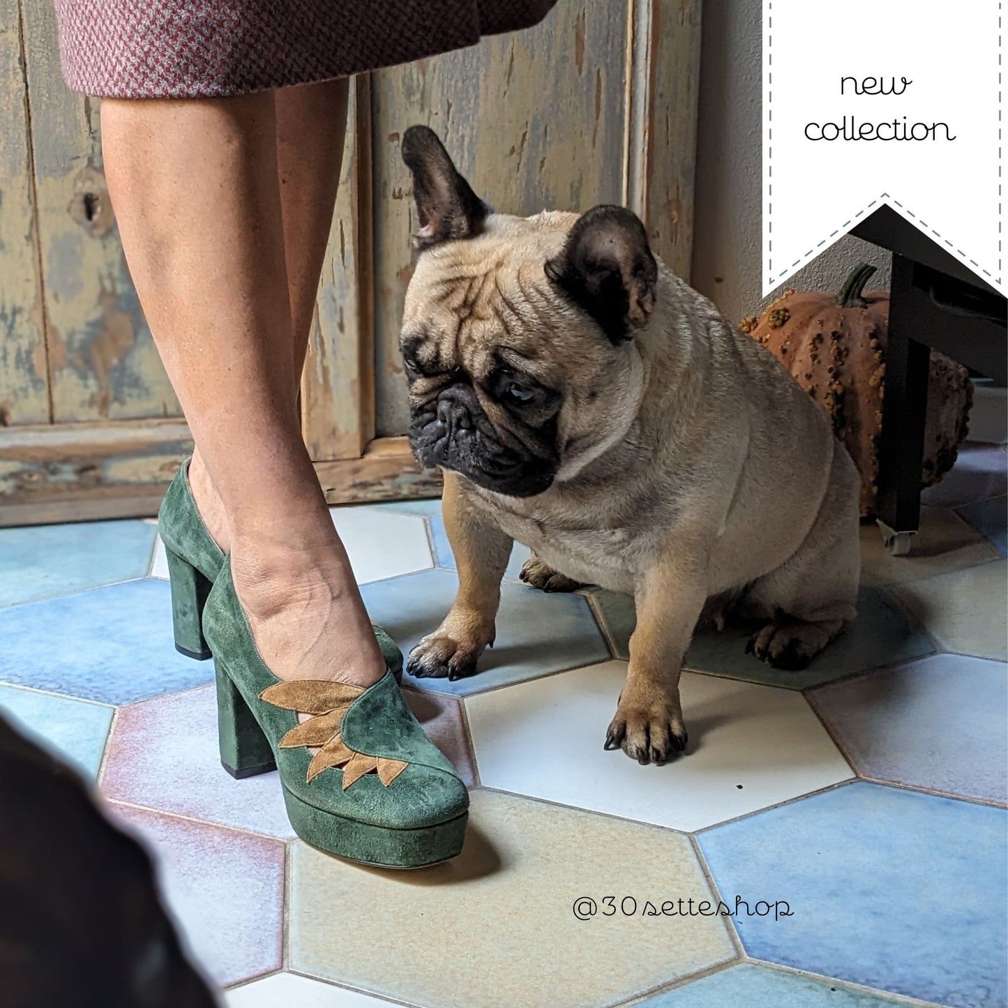 SUZI Décolleté dalla punta squadrata con tacco largo e plateau e decorazione a petali in camoscio bosco e camoscio mostarda