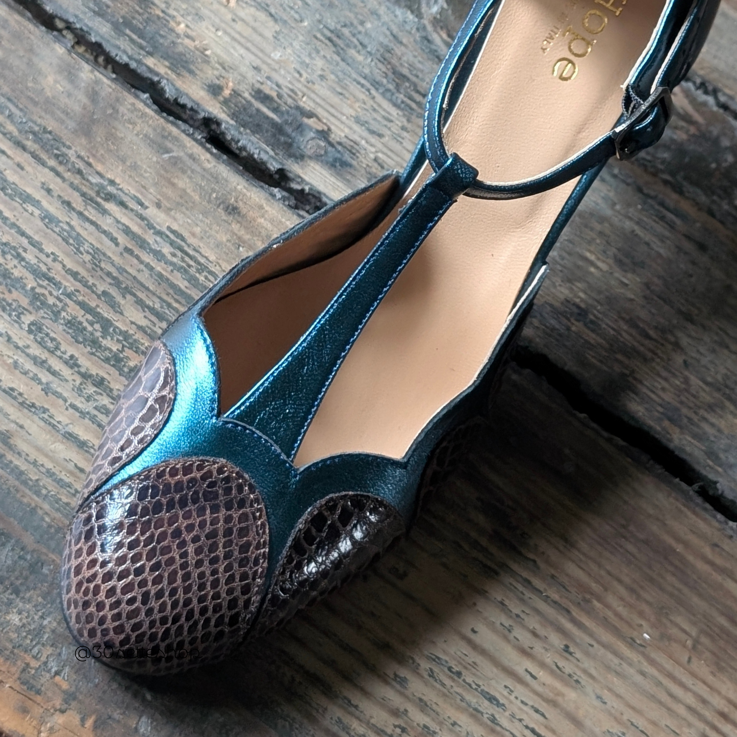 SOFIA50 Décolleté t-bar con tacco di 5 cm in pitone testa testa di moro e laminato blu