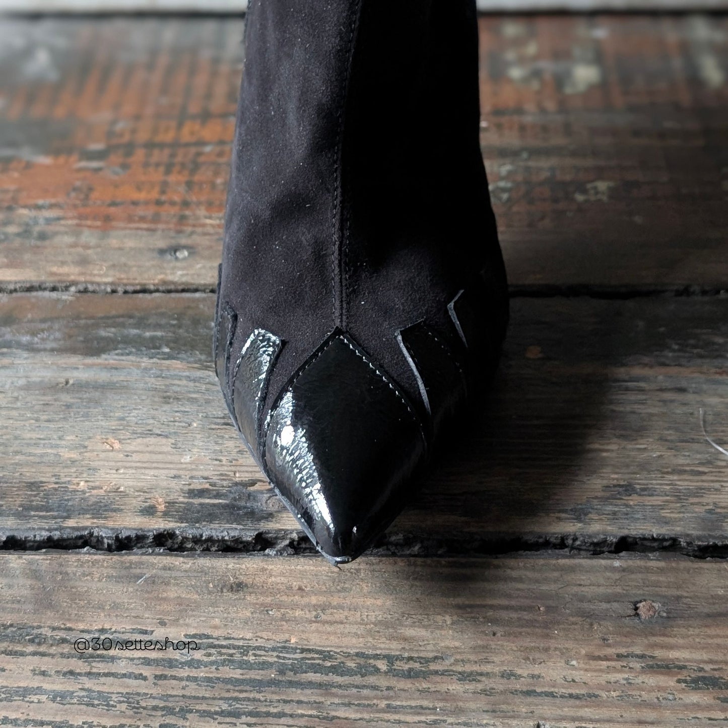 VIRGINIA Stivaletto a punta con tacco di 7 cm in camoscio e naplak nero