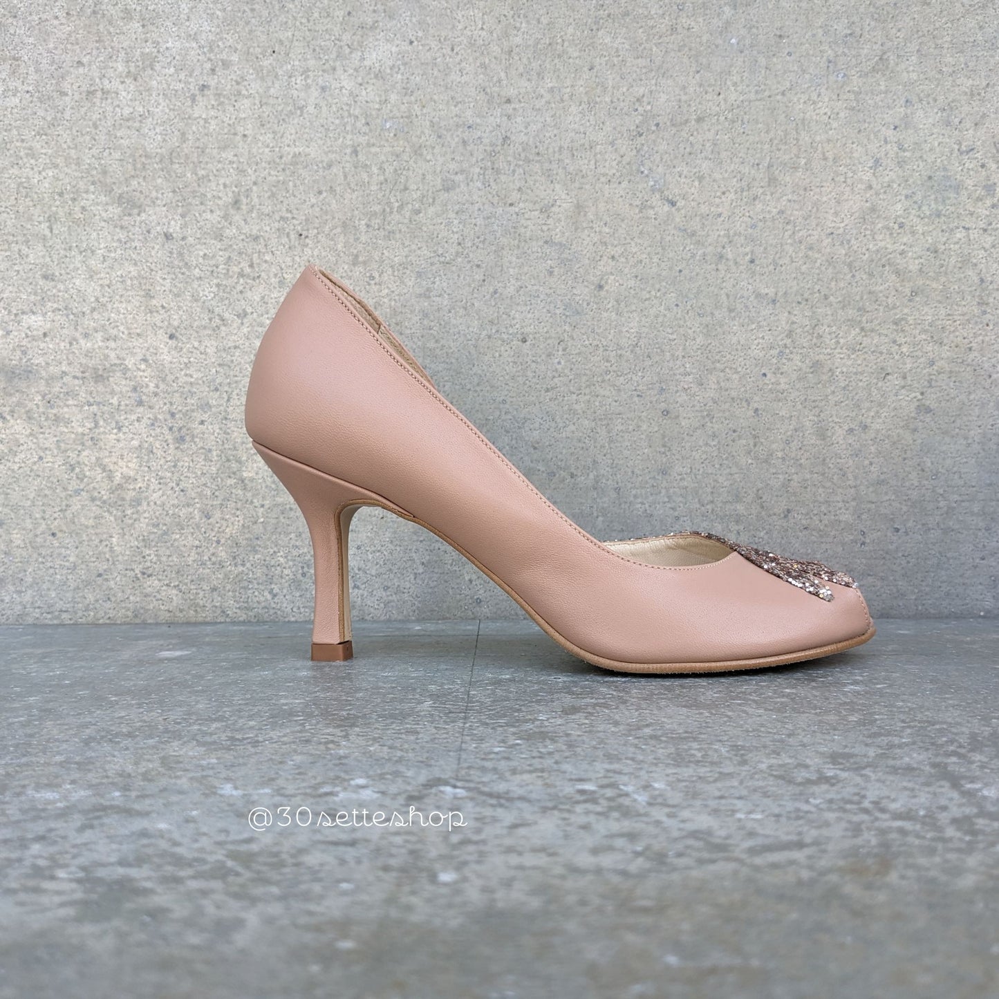 Elsa decollete peep toe asimmetrica in glitter cipria e nappa nude tacco di 7 cm da sposa artigianale