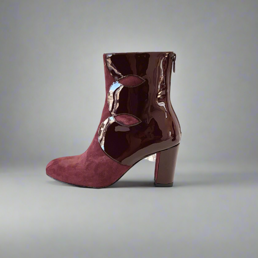 NORMA Stivaletto bimateriale con tacco largo di 70 mm in camoscio e vernice bordeaux