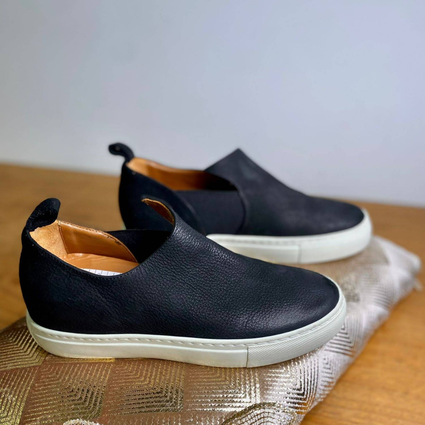 SNEAKERS MODELLO SLIP-ON IN MORBIDISSIMO NABUK INGRASSATO NERO. TOMAIA CON TAGLIO ASIMMETRICO NEL DETTAGLIO DELL'ELASTICO. FONDO A CASSETTA IN GOMMA BIANCA LEGGERISSIMA. FUSSBETT RICOPERTO IN PELLE ESTRAIBILE CON RIALZO INTERNO SUL TALLONE DI 3 CM. CALZATA REGOLARE E COMODA. TOMAIA - FODERA - SOTTOPIEDE IN PELLE 100%.