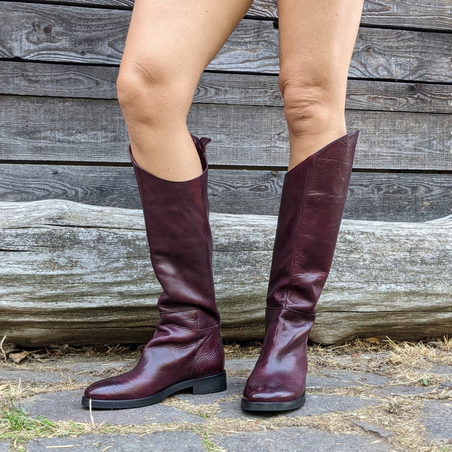 STIVALI A TUBO IN PELLE DI UN VIVACE BURGUNDY, UNA TONALITÀ DI ROSSO CON SFUMATURE DI PORPORA. SUOLA COMODA IN GOMMA. PUNTA TONDA E TACCO DI 3 CM. TOMAIA - FODERA - SOTTOPIEDE IN PELLE 100%.