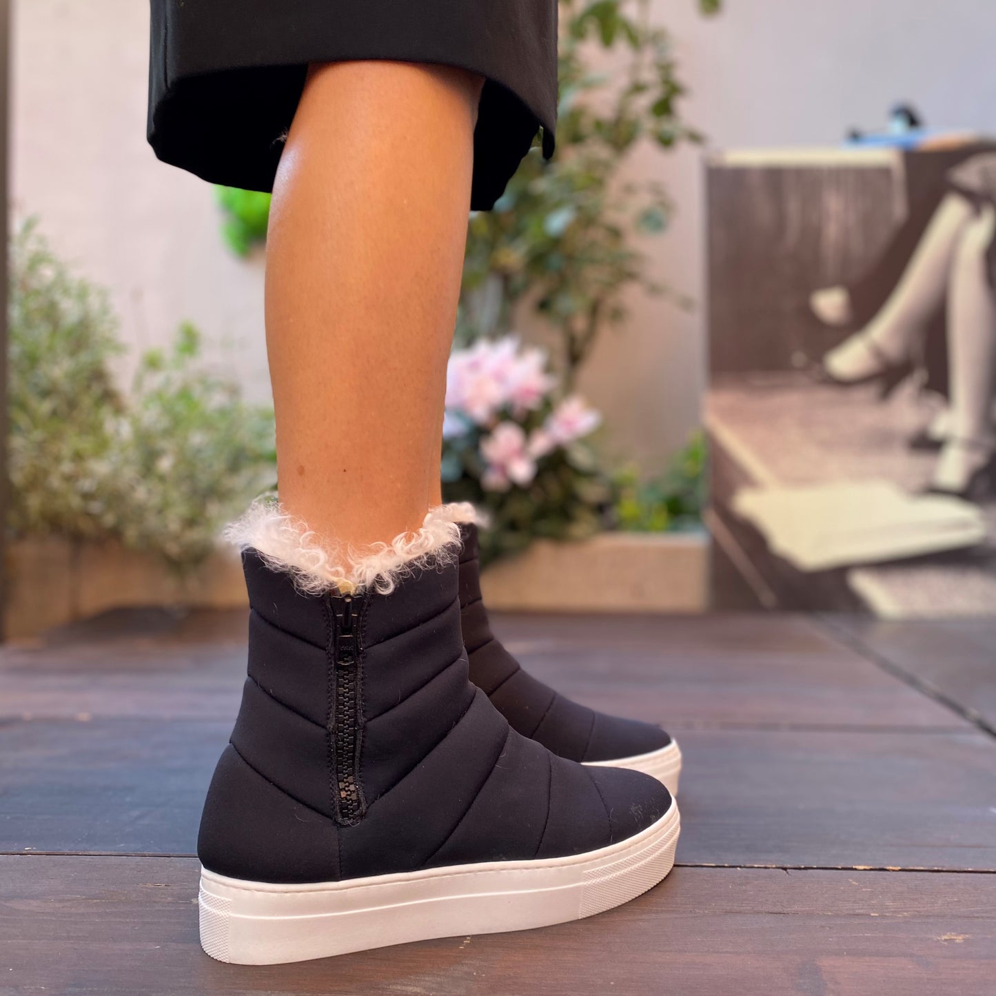 STIVALETTO SNEAKERS ALLA CAVIGLIA. TOMAIA IN MORBIDA NAPPA RICOPERTA DI LYCRA NERA. ECO PELLICCIA BIANCA SOLO SUL BORDO A V DELLO STIVALETTO. FONDO A CASSETTA IN GOMMA BIANCA SPESSO 4 CM. CERNIERA NERA SUI LATI DELLA SCARPA. CALZATA REGOLARE E COMODA. FUSSBETT INTERNO RICOPERTO IN PELLE ED ESTRAIBILE, CON RIALZO DI 1.5 CM. TOMAIA - FODERA - SOTTOPIEDE IN PELLE 100%.