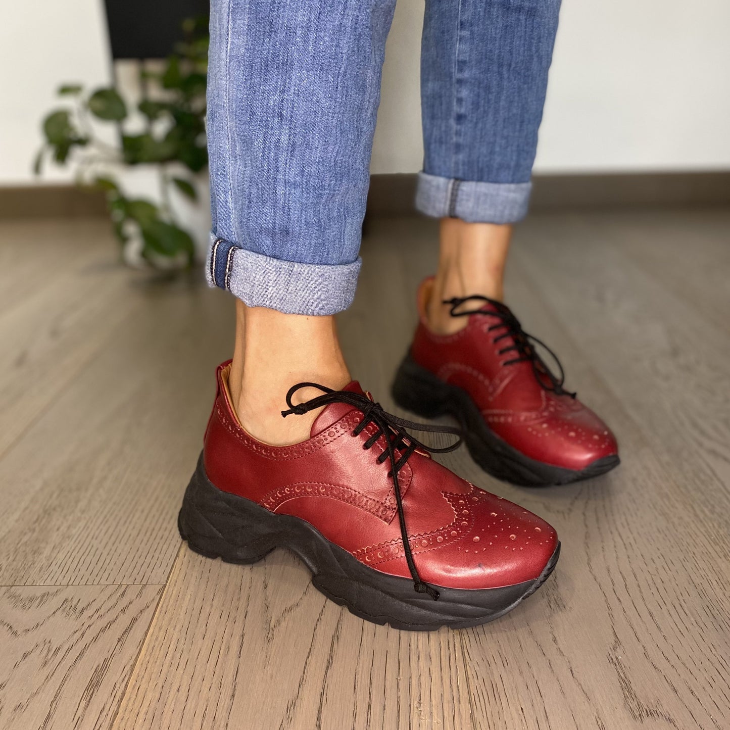 ANGELICA Sneakers da donna con punzonatura brogue e maxi suola chunky in nappa bordeaux