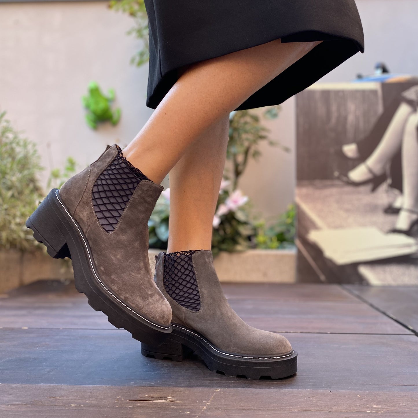 VEGA Stivaletto Chelsea con calzino di rete e suola maxi in camoscio grigio