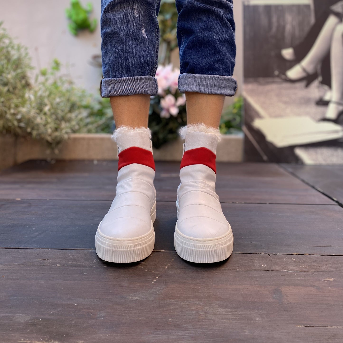 STIVALETTO SNEAKERS ALLA CAVIGLIA. TOMAIA IN CANDIDA NAPPA BIANCA OPTICAL CON DETTAGLIO ROSSO ACCESO. ECO PELLICCIA BIANCA SOLO SUL BORDO A V DELLO STIVALETTO. FONDO A CASSETTA IN GOMMA BIANCA SPESSO 4 CM. CERNIERA NERA SUI LATI DELLA SCARPA. CALZATA REGOLARE E COMODA. FUSSBETT INTERNO RICOPERTO IN PELLE ED ESTRAIBILE, CON RIALZO DI 1.5 CM. TOMAIA - FODERA - SOTTOPIEDE IN PELLE 100%.