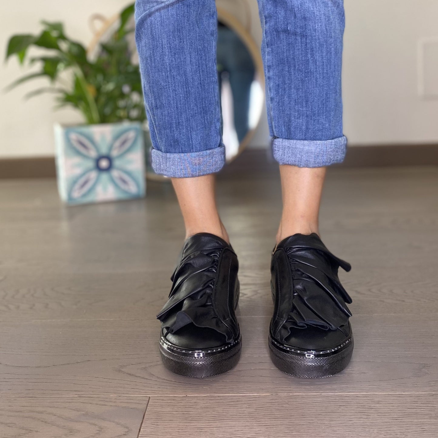 MODEL Nero Sneakers con maxi rouches