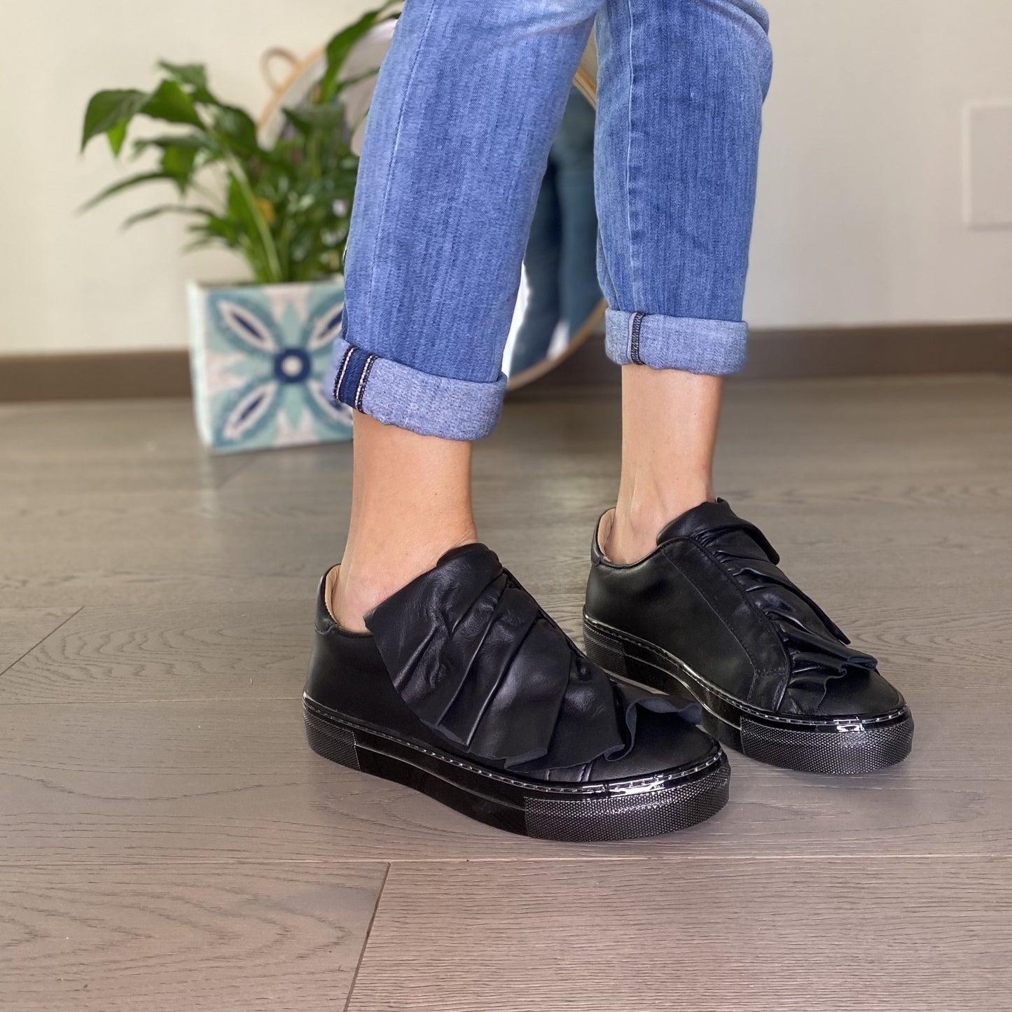 MODEL Nero Sneakers con maxi rouches