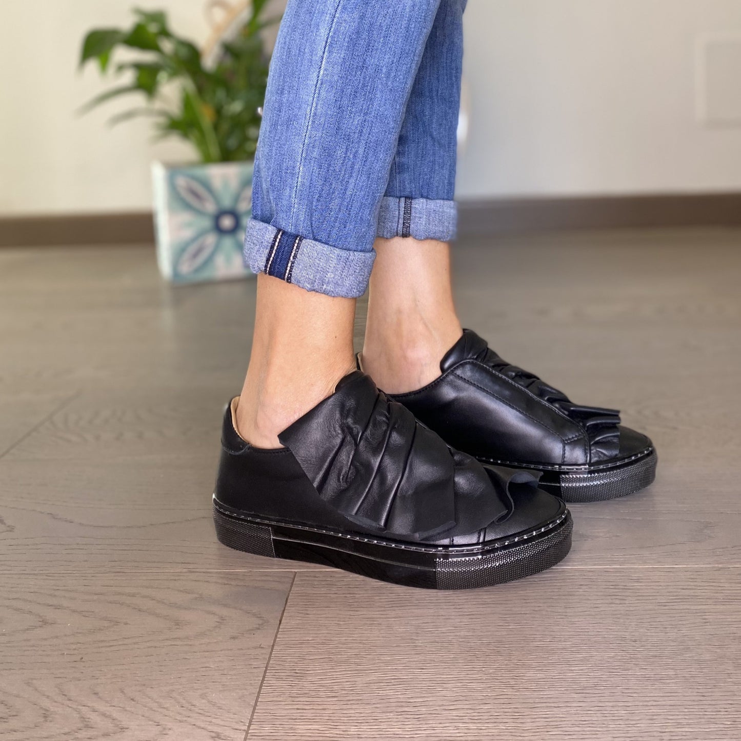 MODEL Nero Sneakers con maxi rouches