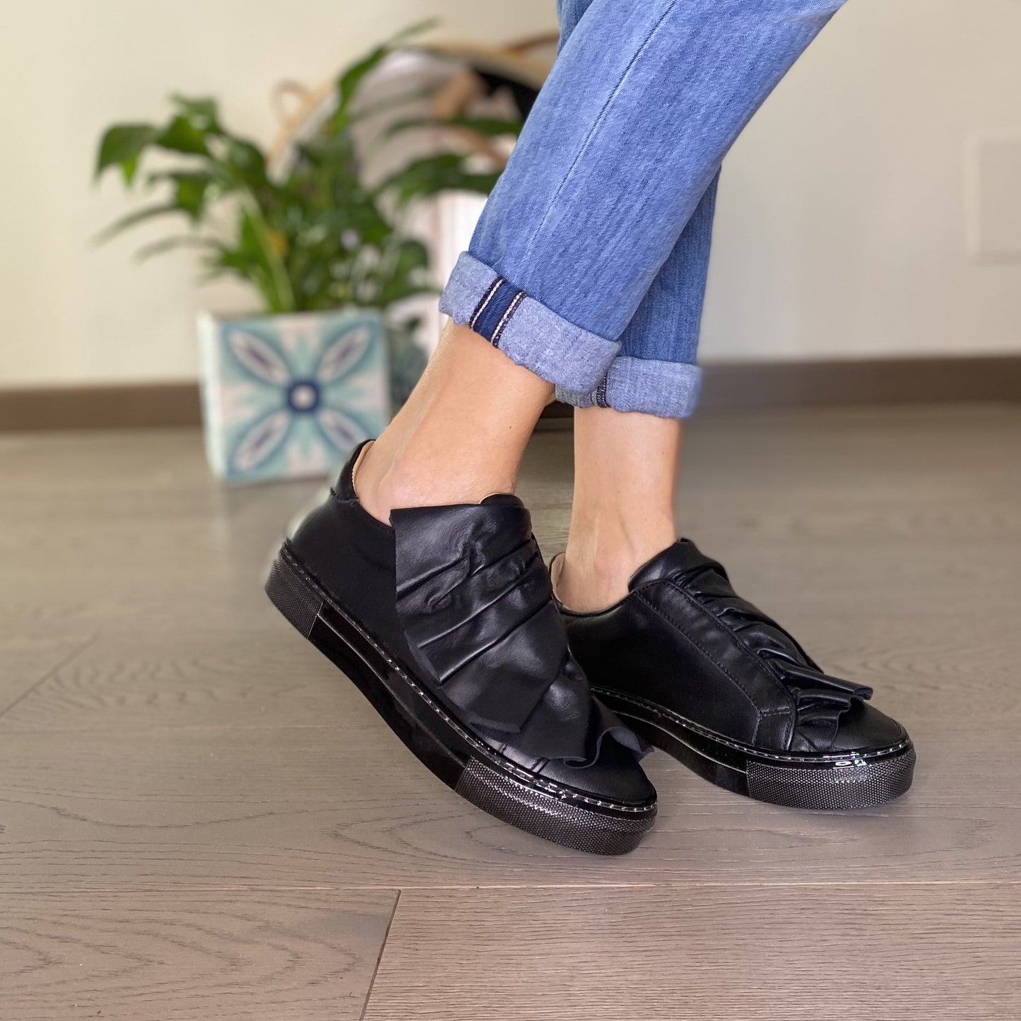 MODEL Nero Sneakers con maxi rouches